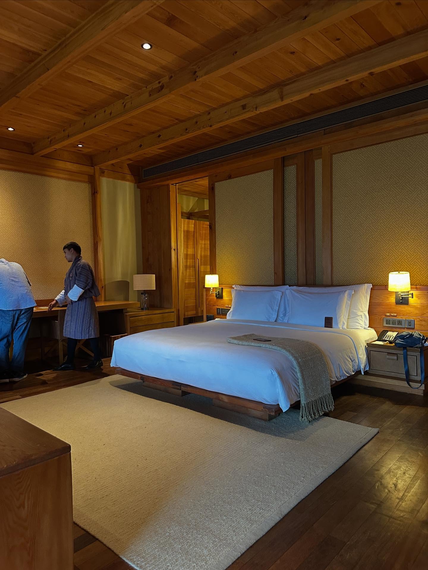 1人、ベッド、寝室、屋内の画像のようです