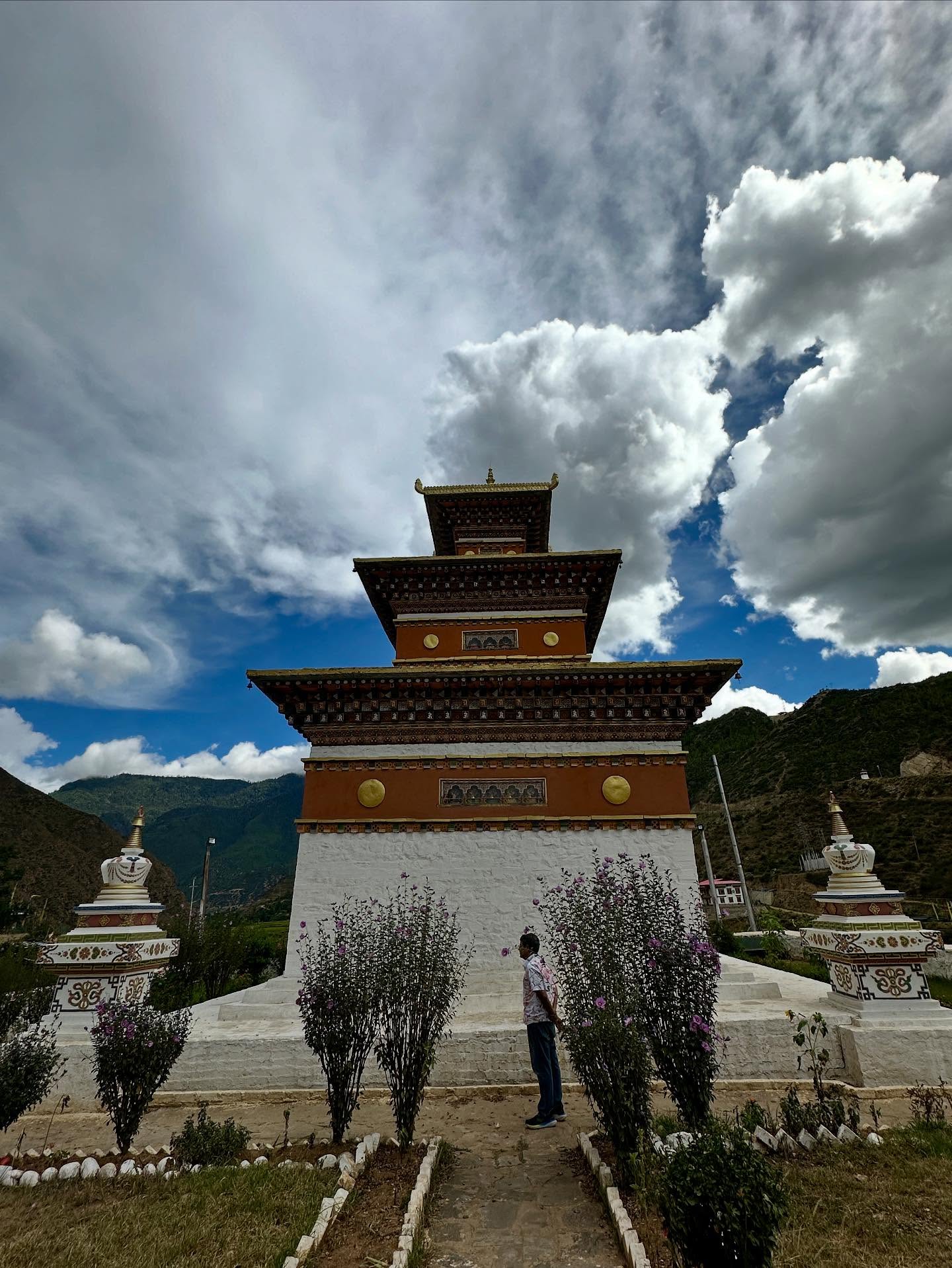 1人、寺院の画像のようです