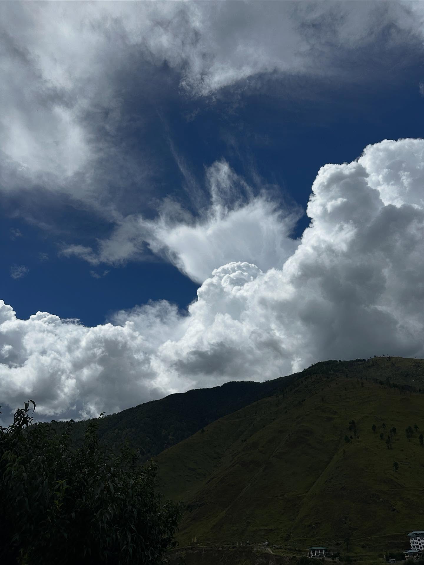 山、雲の画像のようです