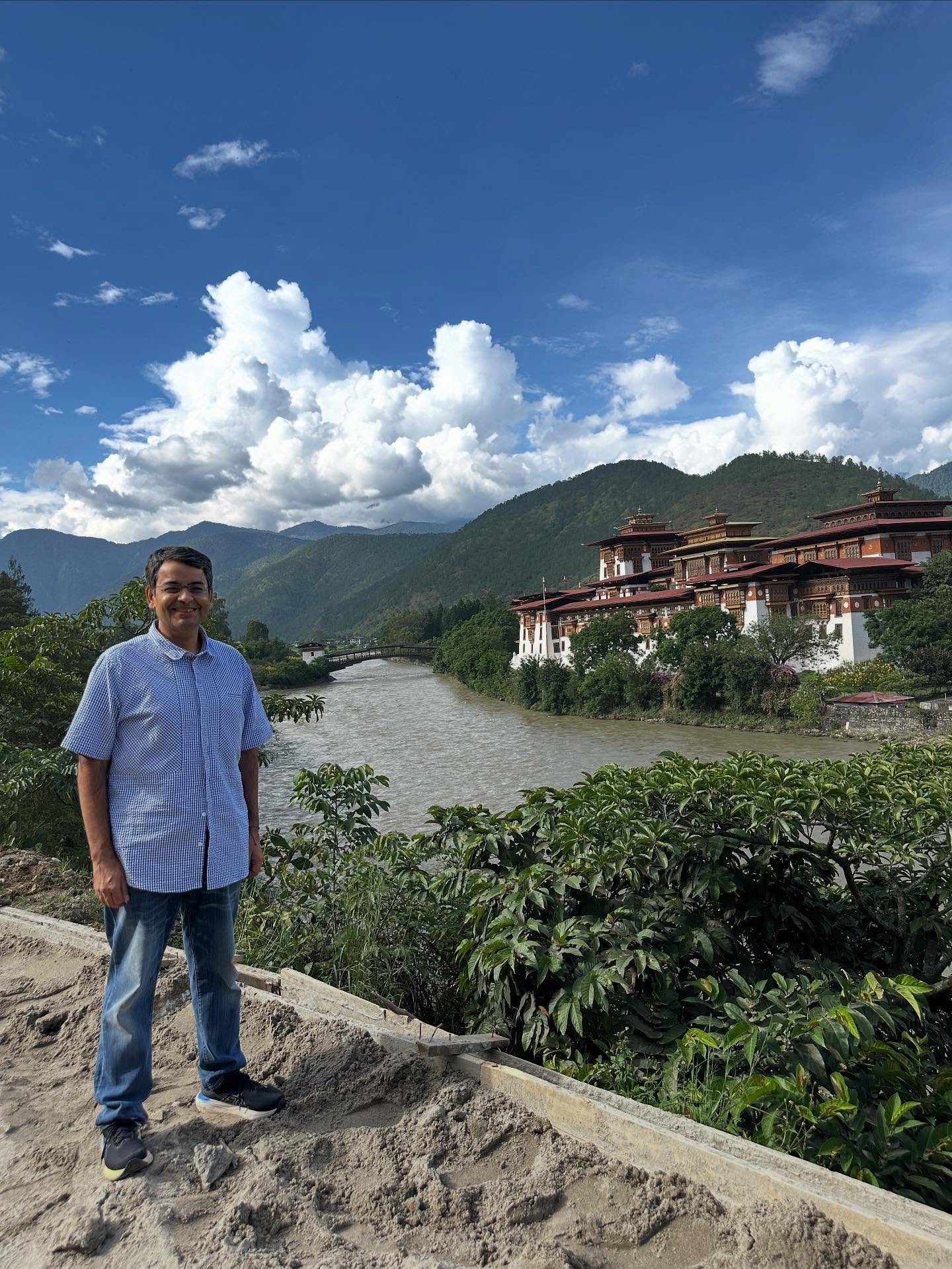 1人、雲、山、パナマ運河の画像のようです