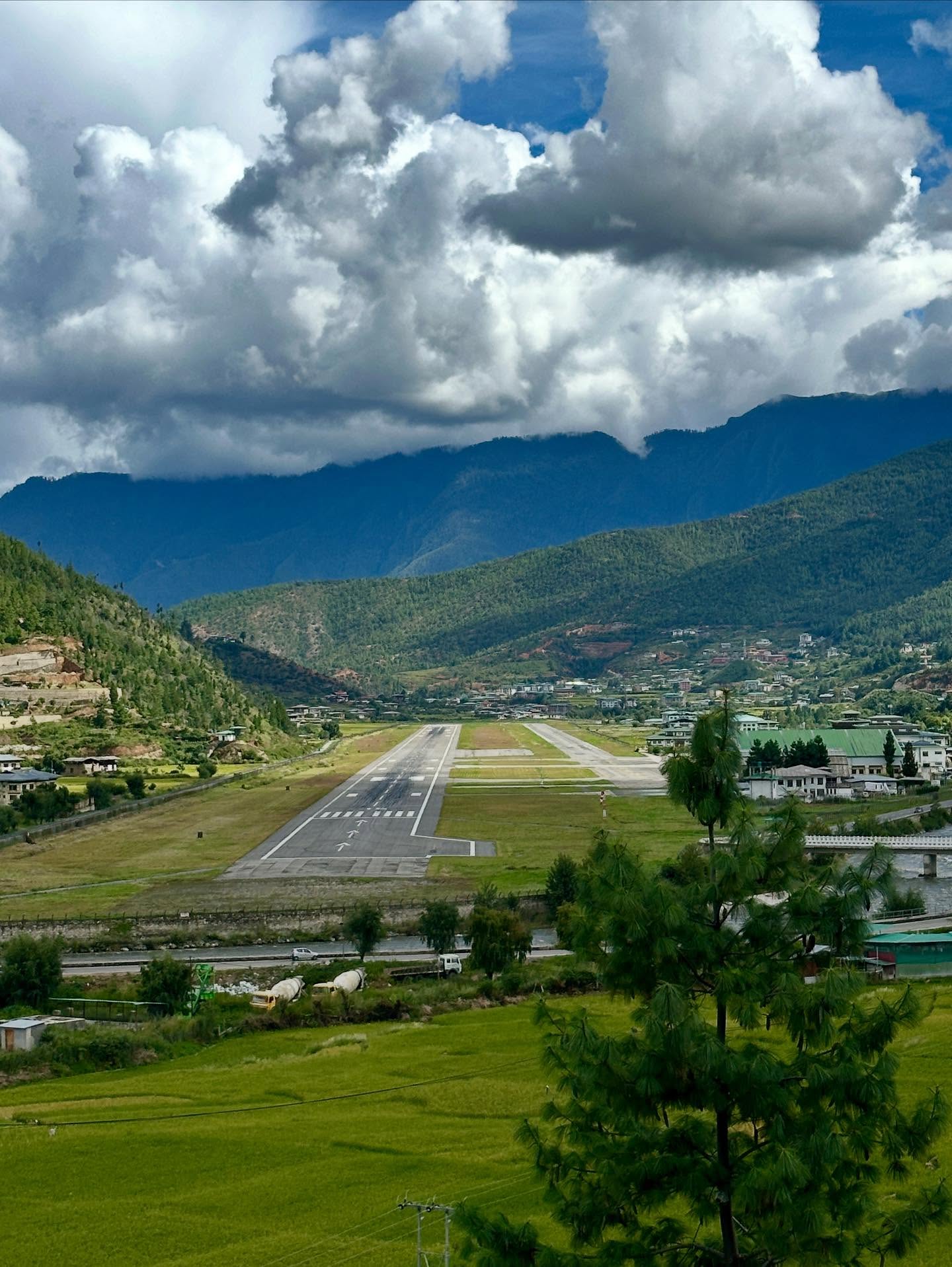 飛行機、雲の画像のようです