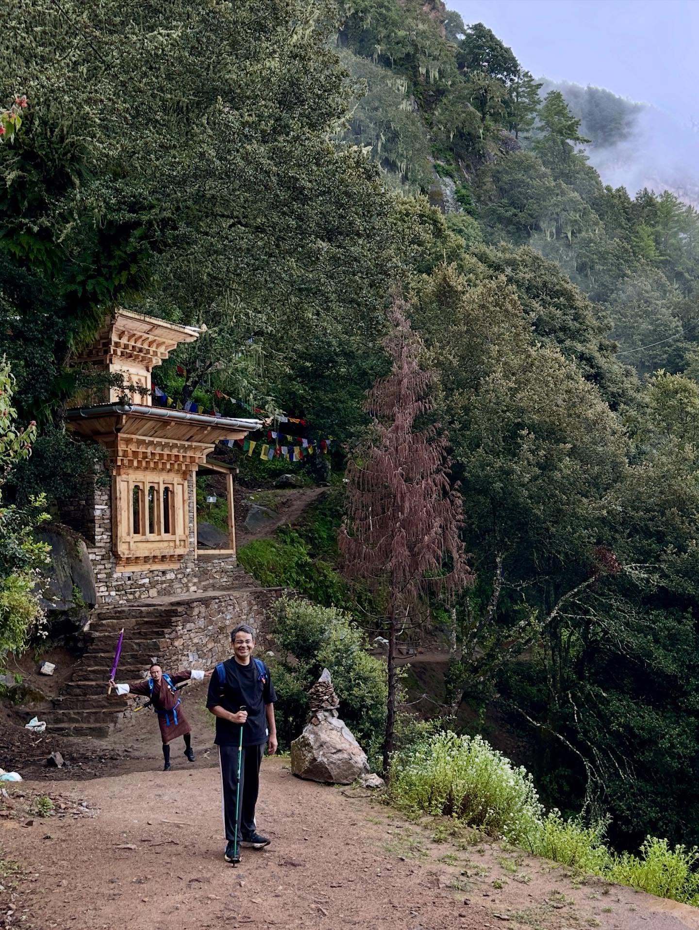 2人、寺院の画像のようです