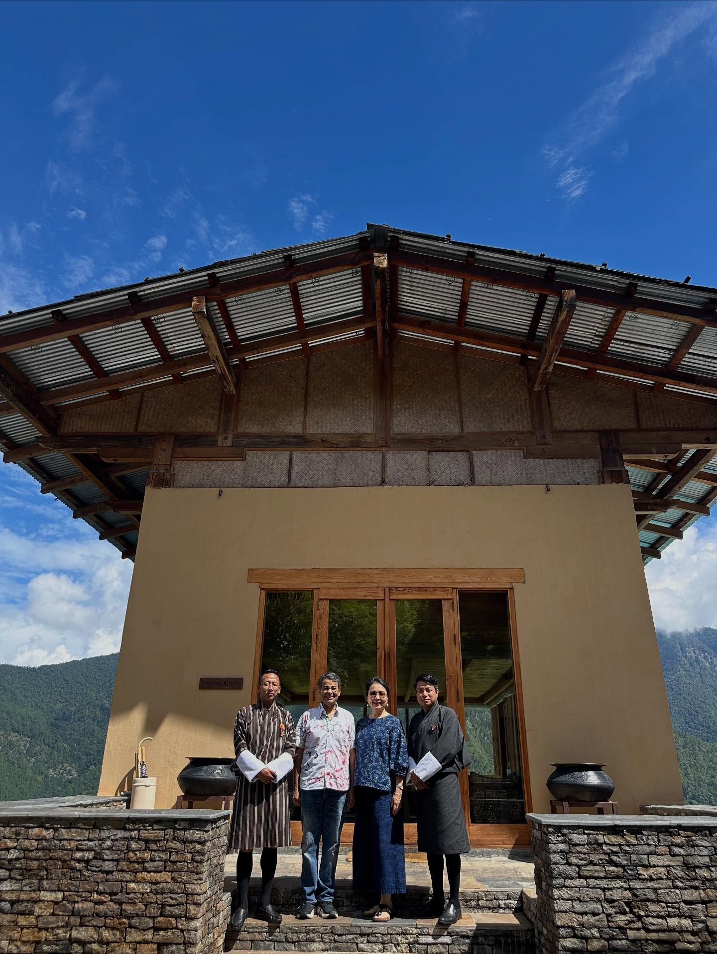 4人の画像のようです