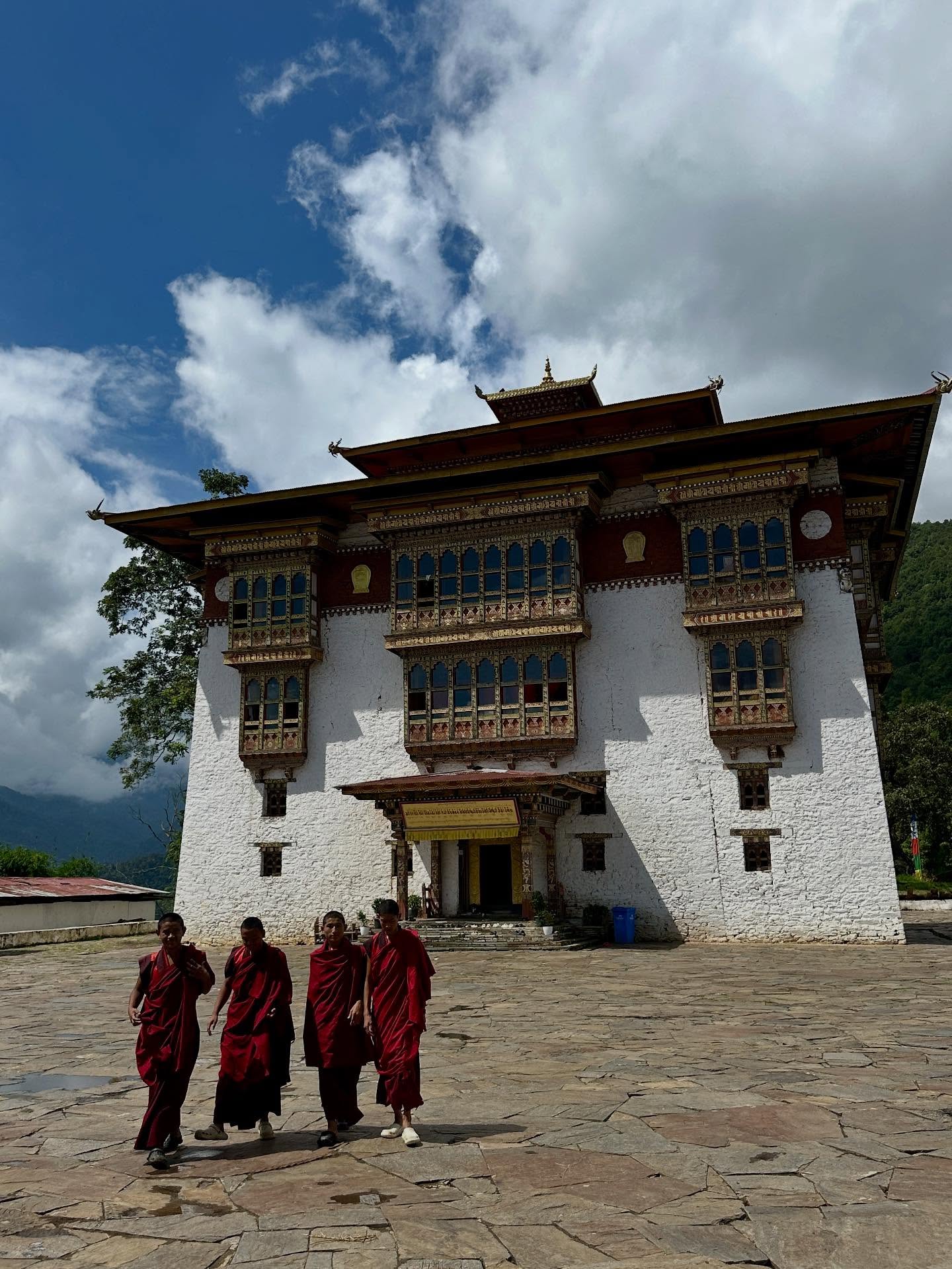 4人、寺院の画像のようです