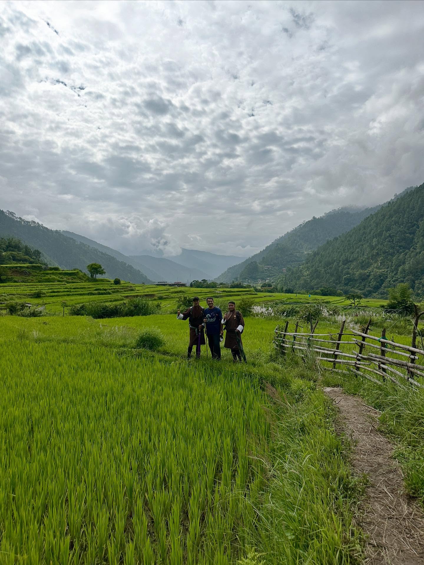 3人、草の画像のようです