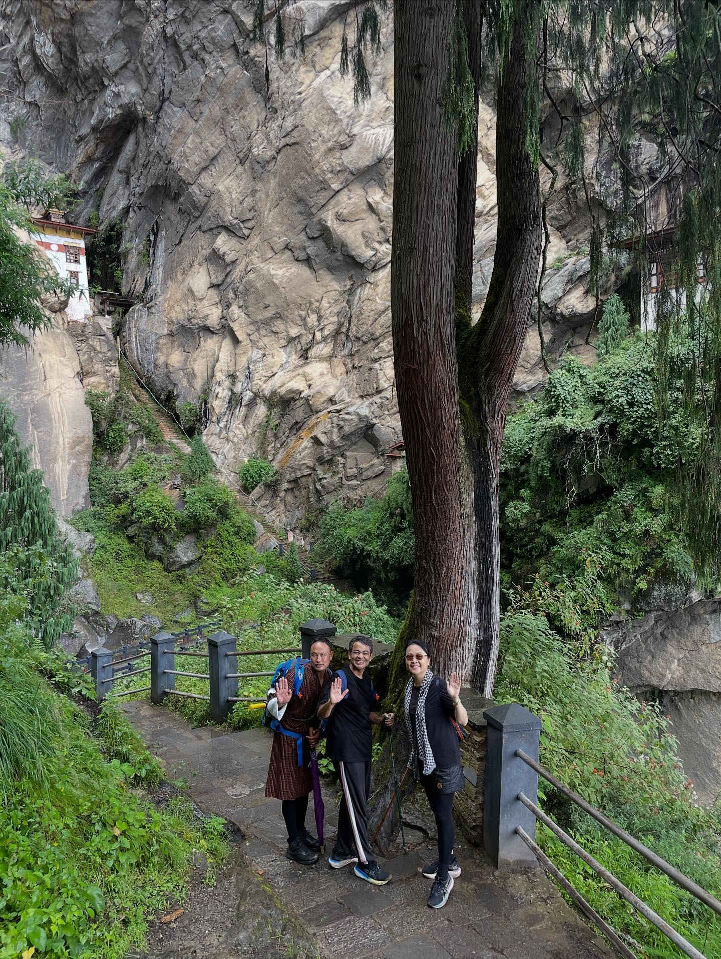 3人の画像のようです