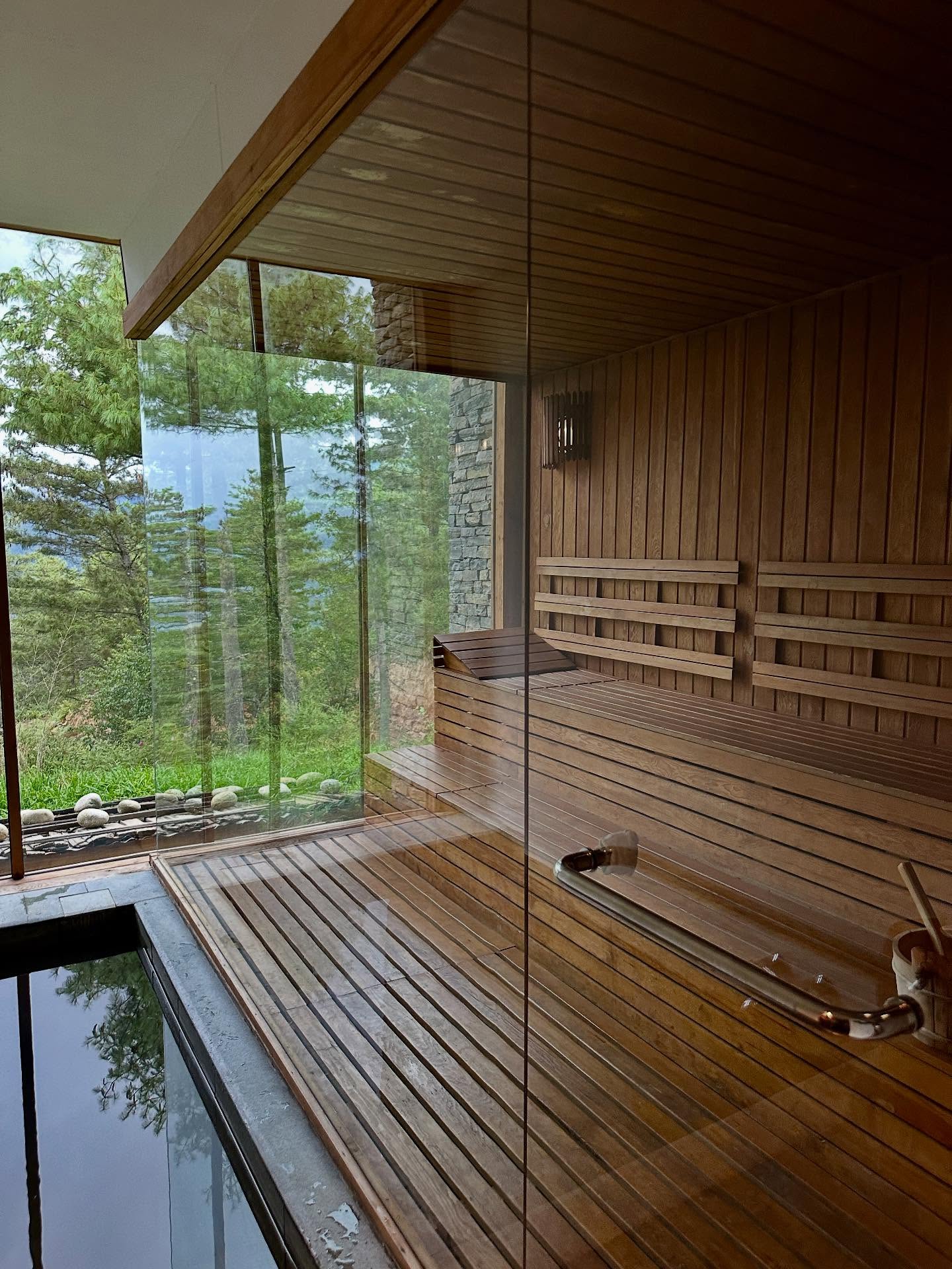 シンク、引き戸の画像のようです