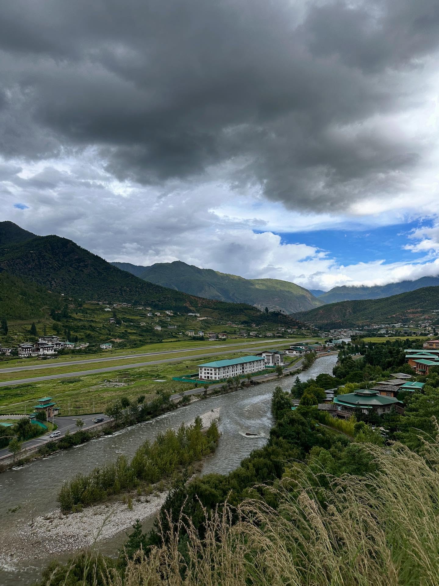 山、雲、道路の画像のようです