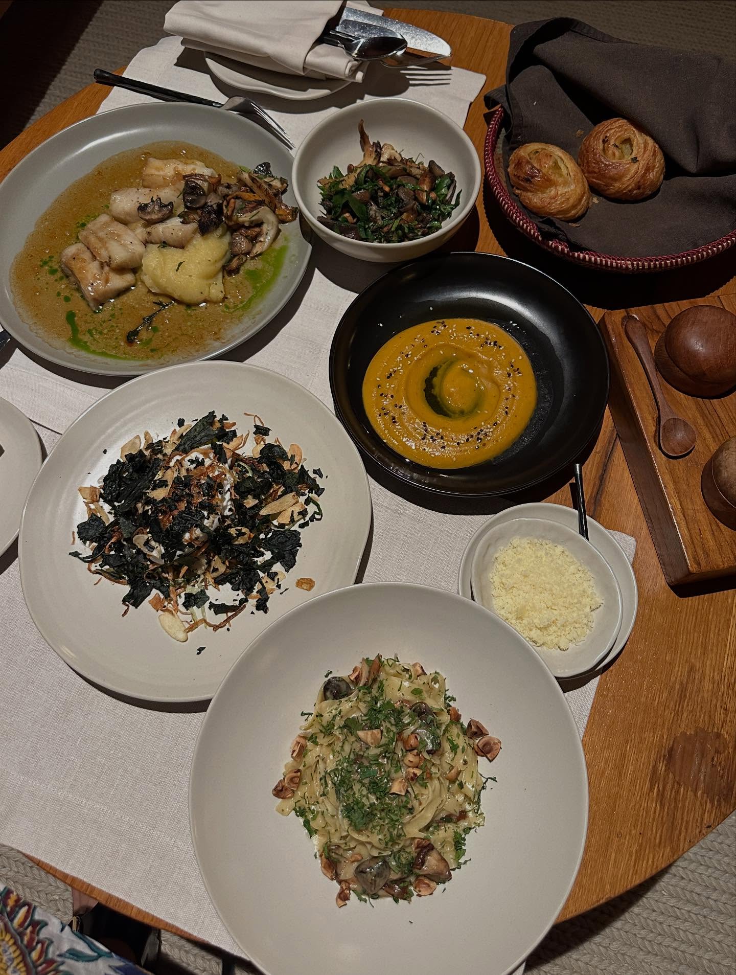 コロッケ、オッソブーコ、クスクスの画像のようです