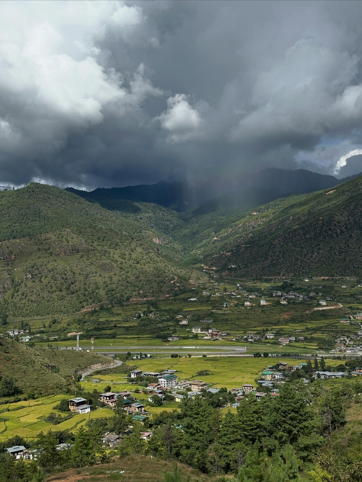 雲、山、霧の画像のようです