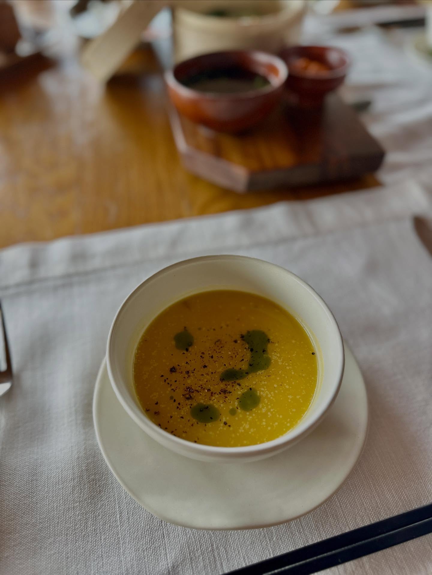 ポーチドエッグ、卵黄、お粥の画像のようです