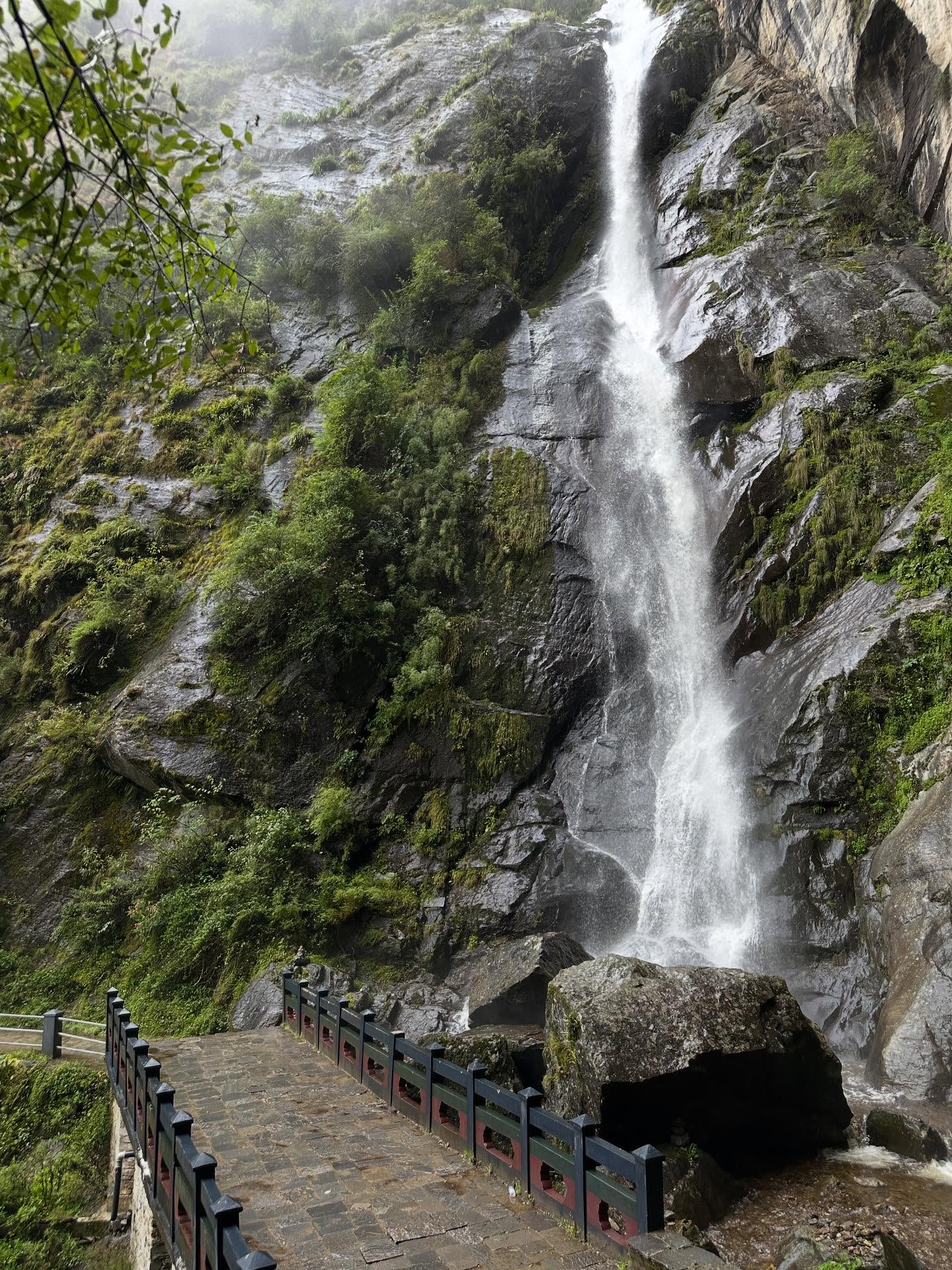 滝の画像のようです