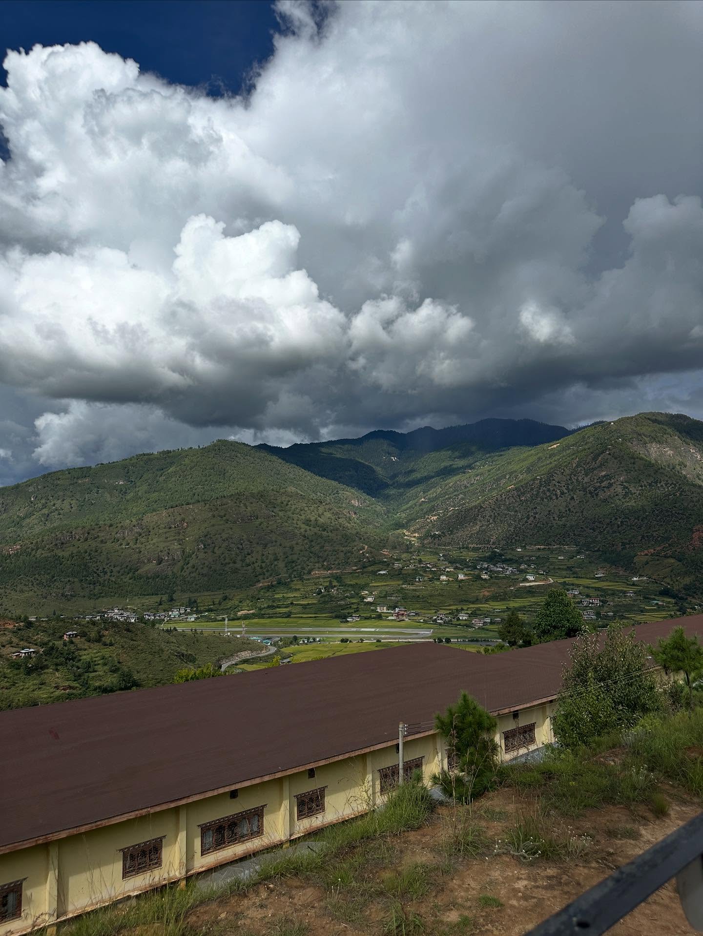 地平線、山、雲の画像のようです