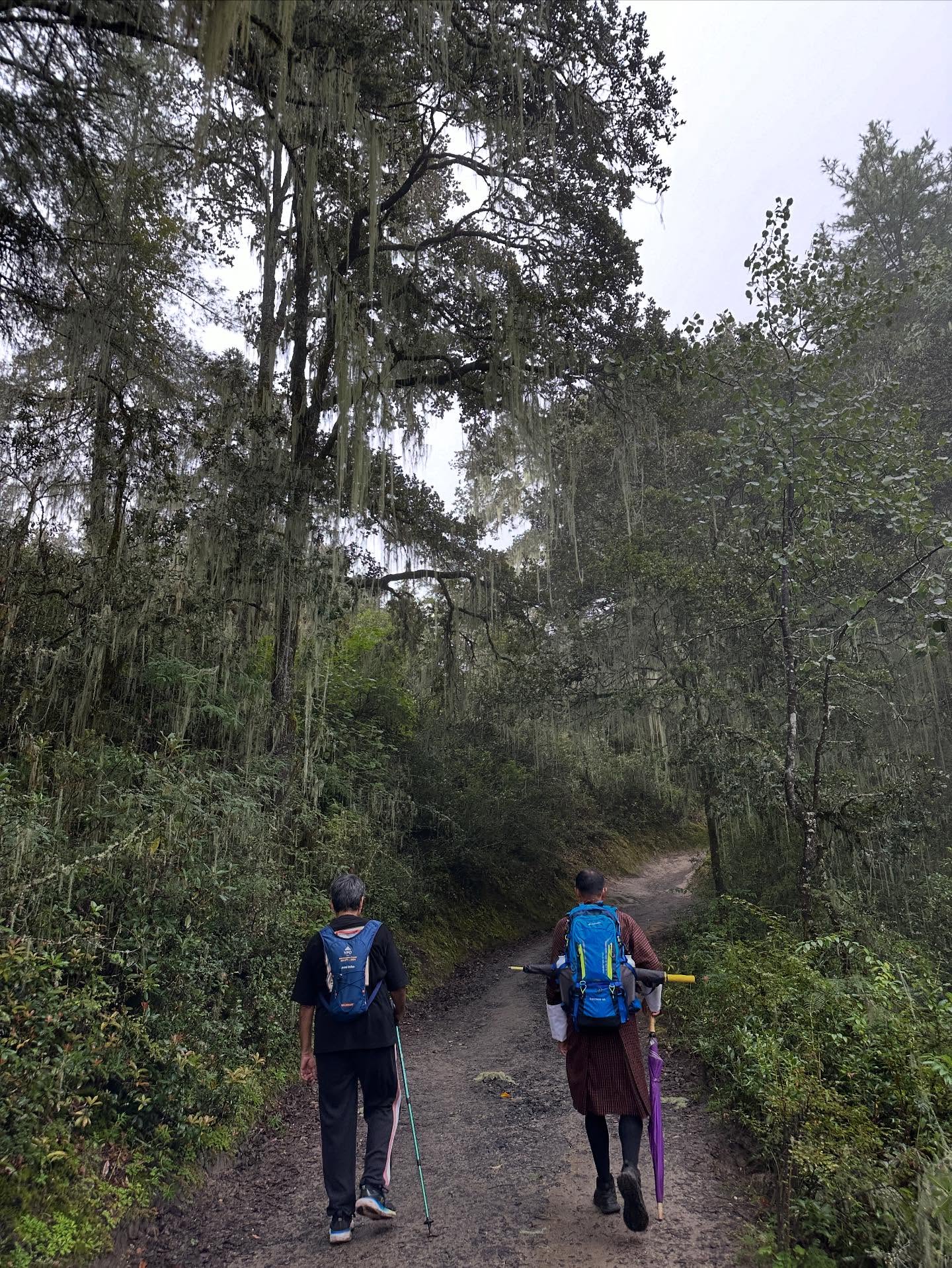 2人、登山・クライミングをしている人の画像のようです