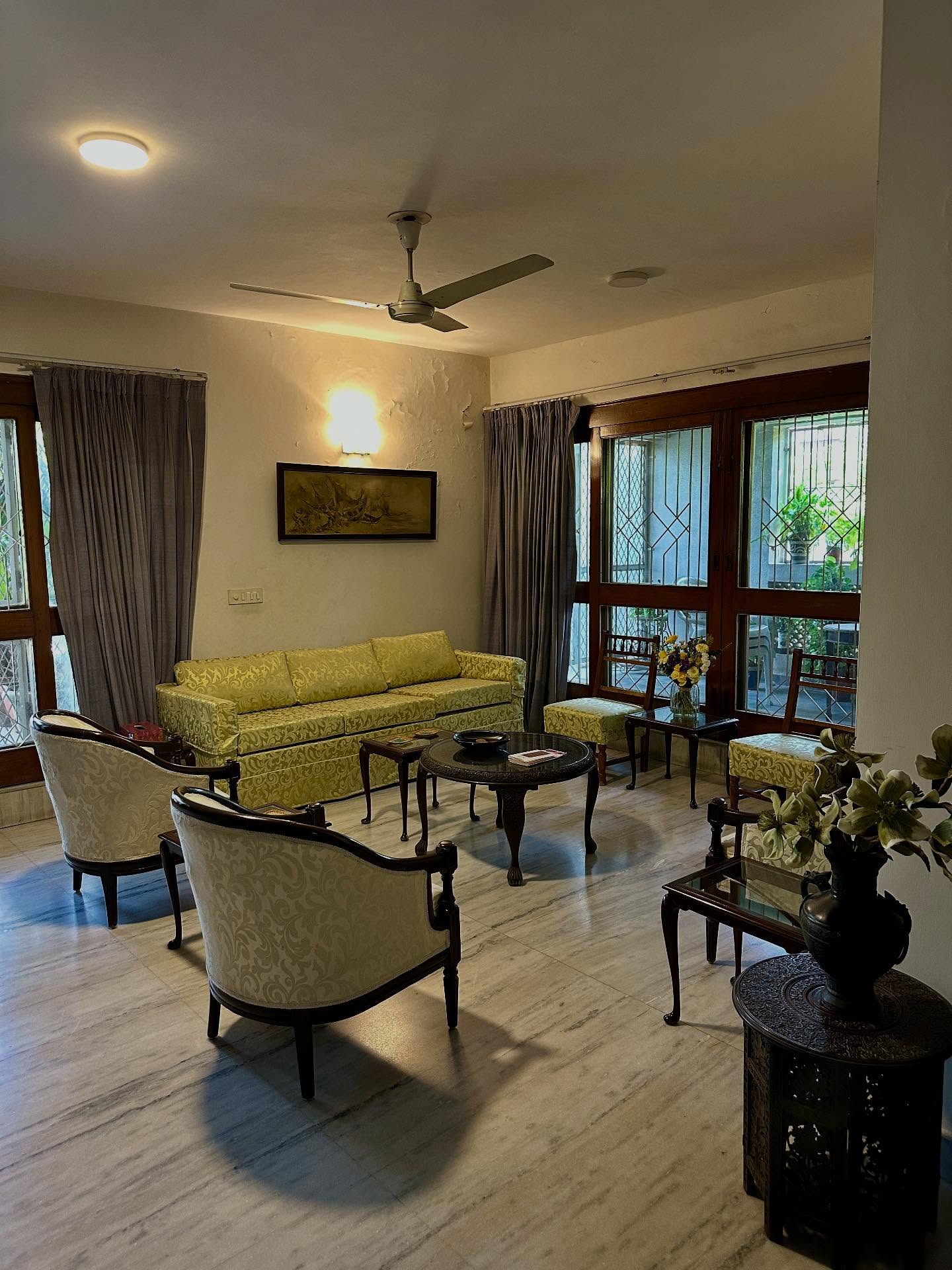 テーブル、リビング、屋内の画像のようです