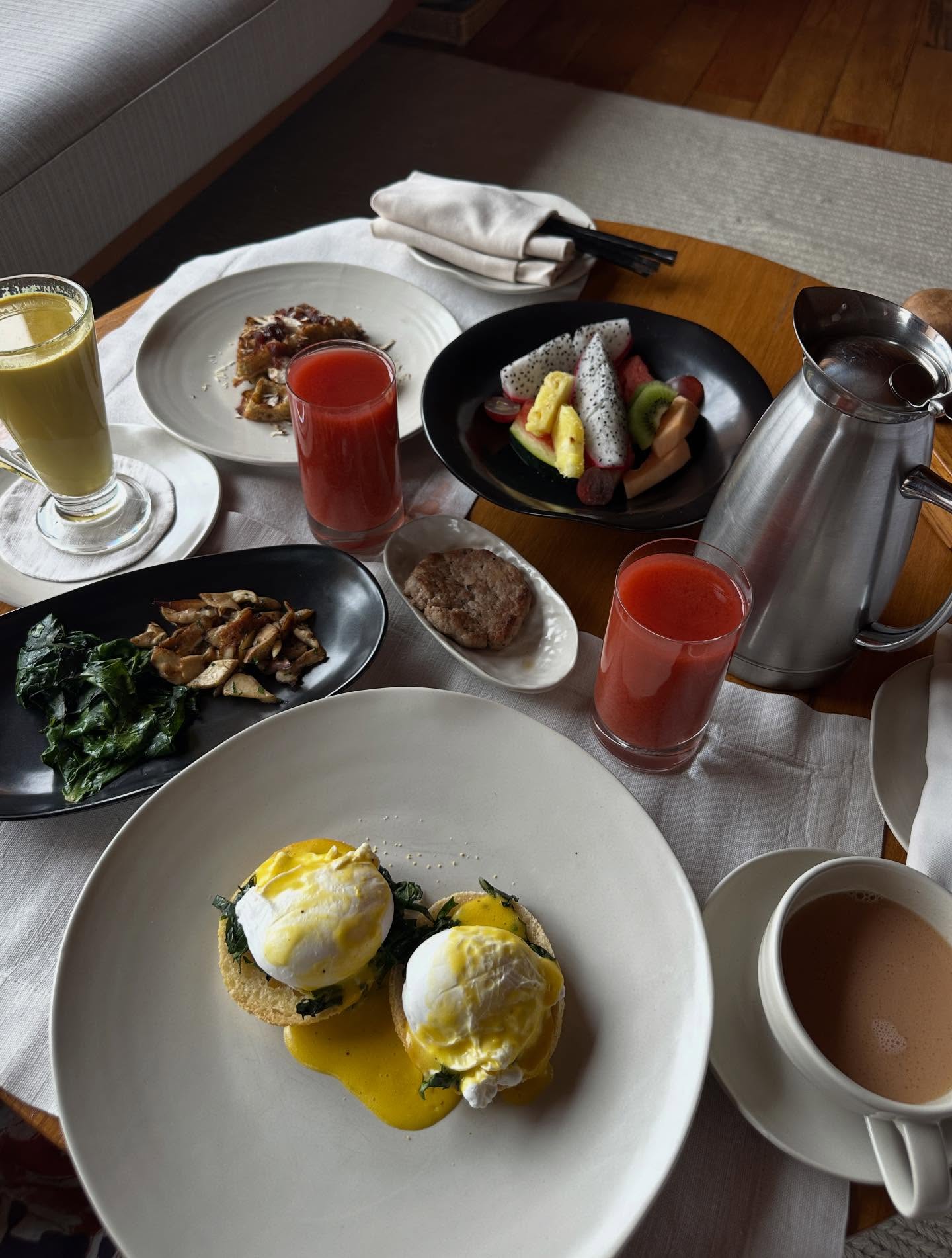 ポーチドエッグ、イングリッシュマフィンの画像のようです