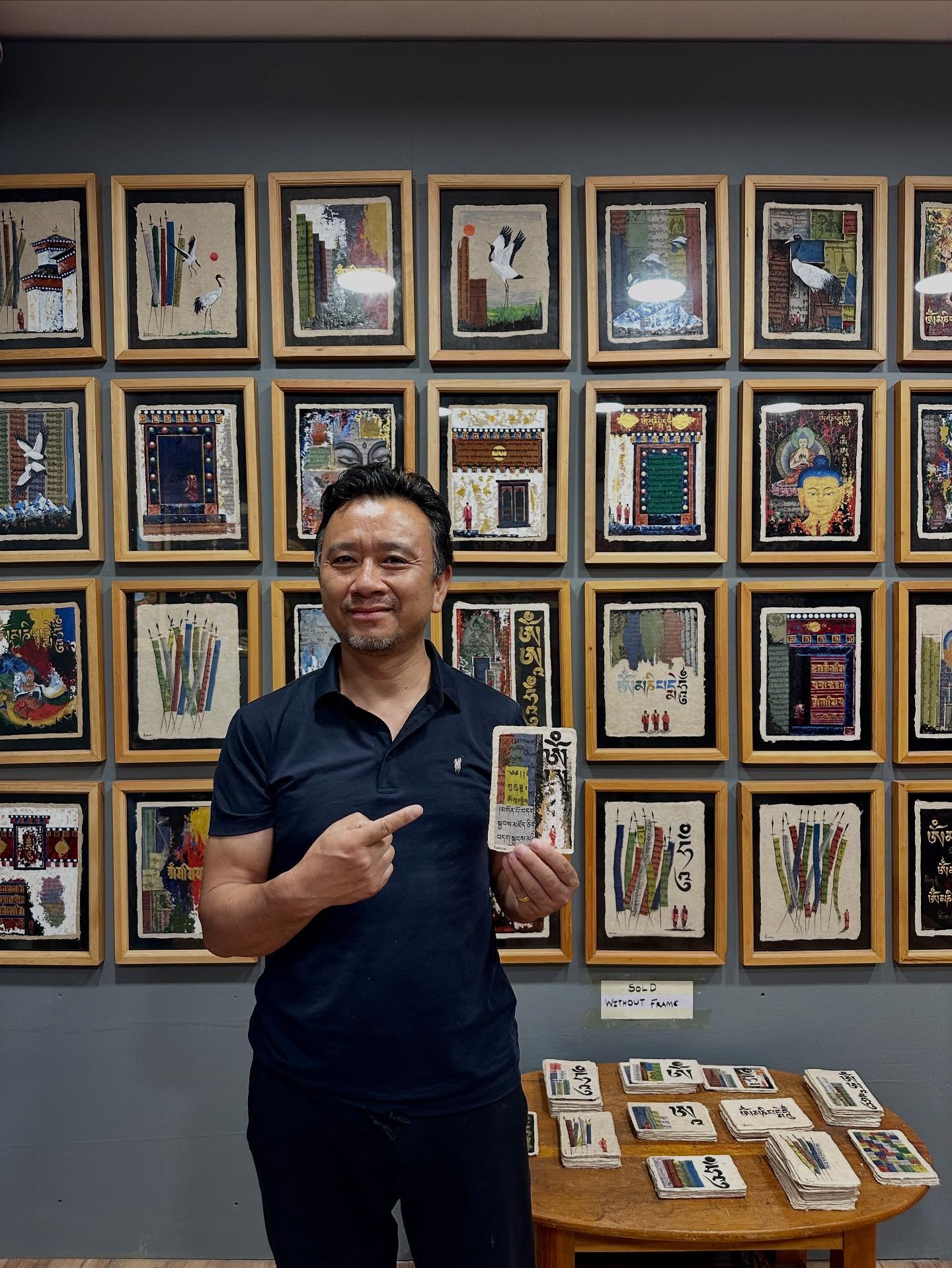 1人、テキストのアート作品のようです