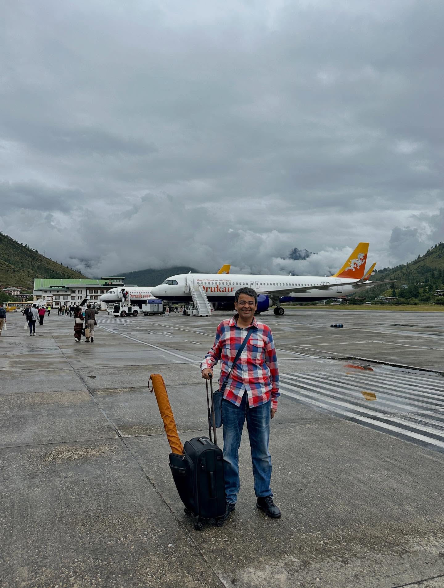 6人、飛行機の画像のようです