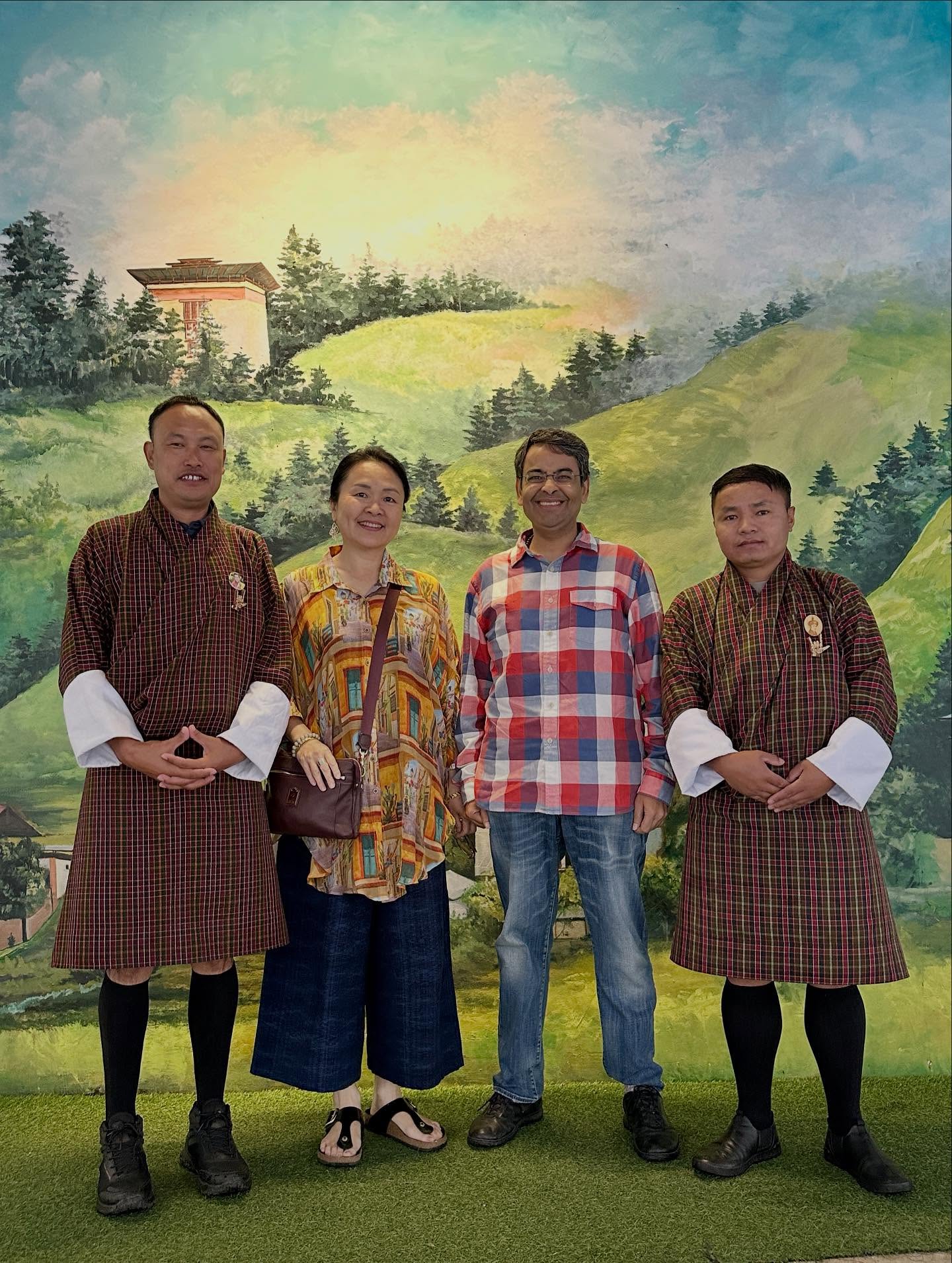 4人、テキストの画像のようです