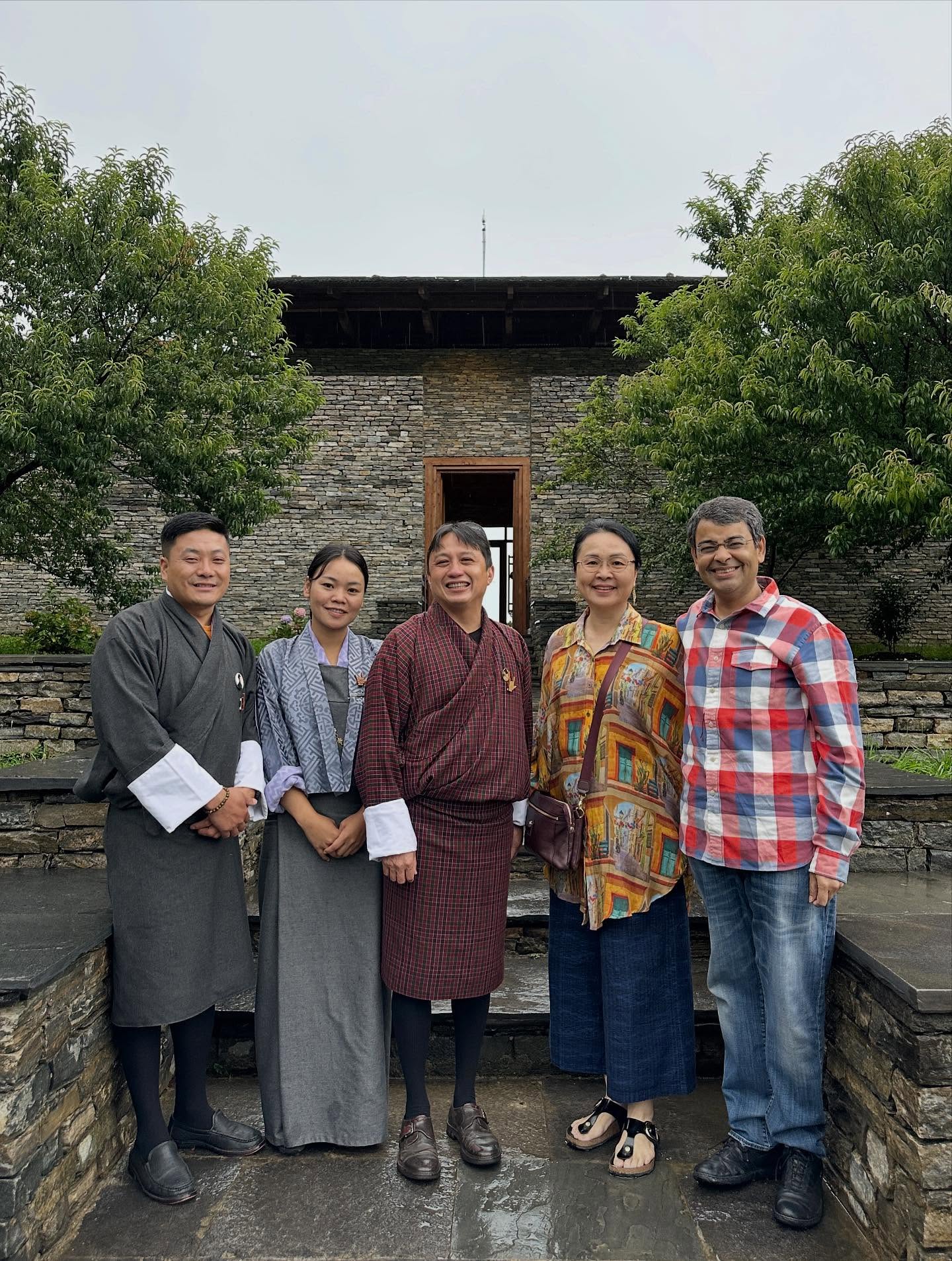 5人の画像のようです