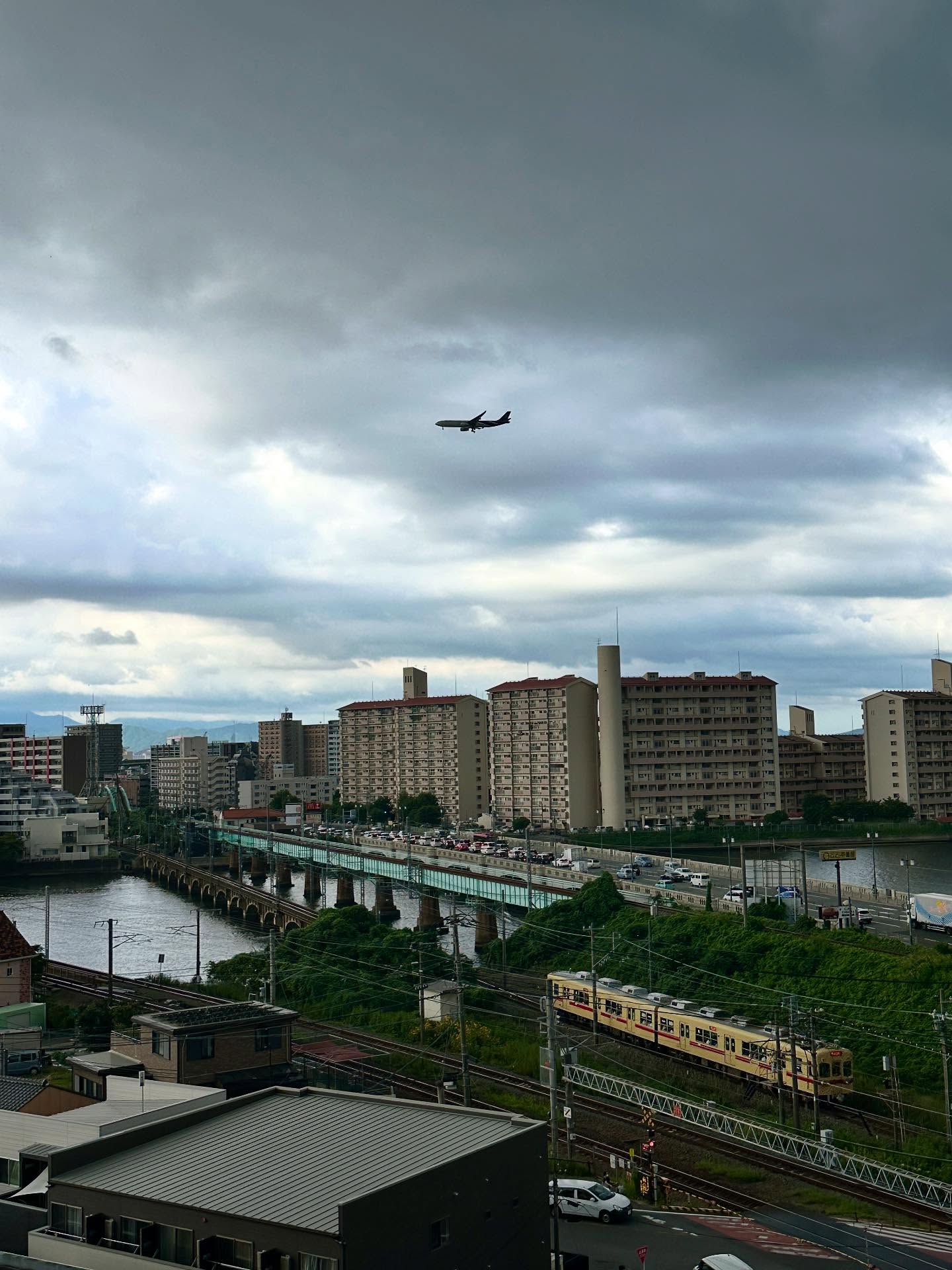 水上飛行機、小型飛行船、雲、クイーンズボロ橋の画像のようです