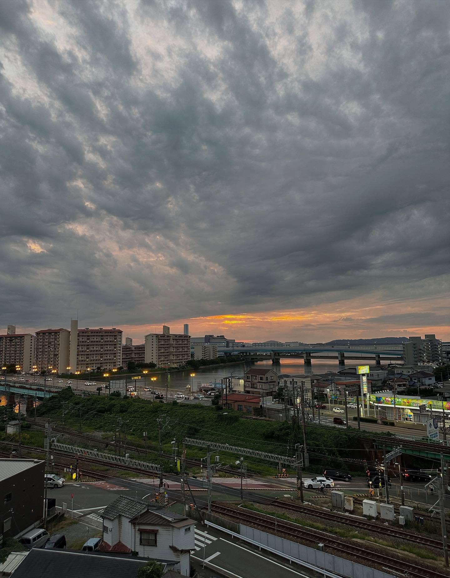 たそがれ、雲の画像のようです