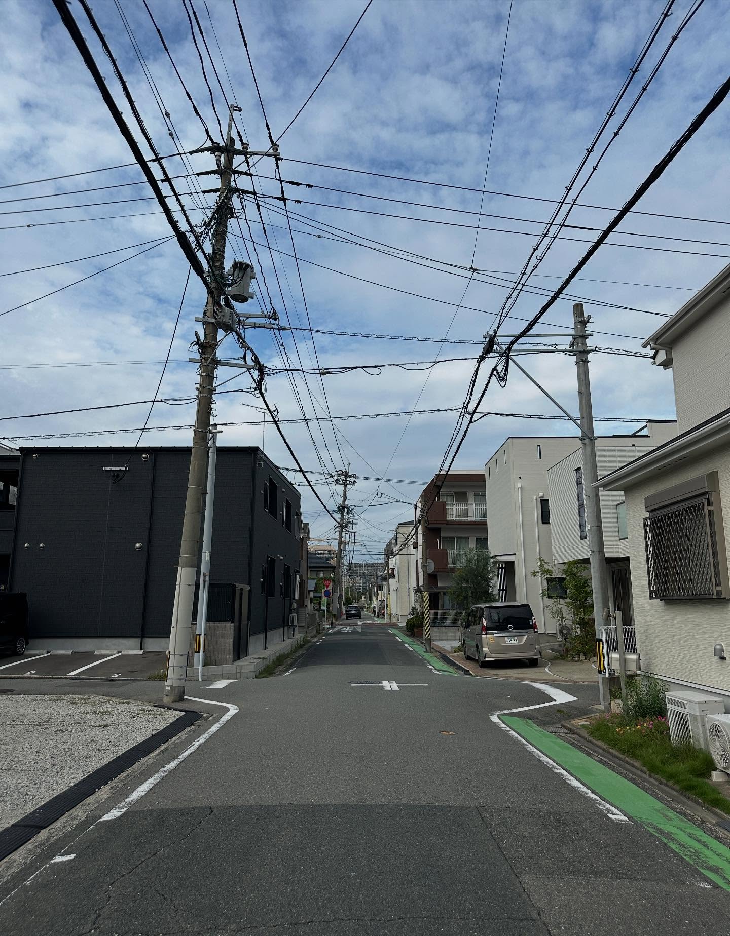 ウィンドチャイム、雲、通り、テキストの画像のようです