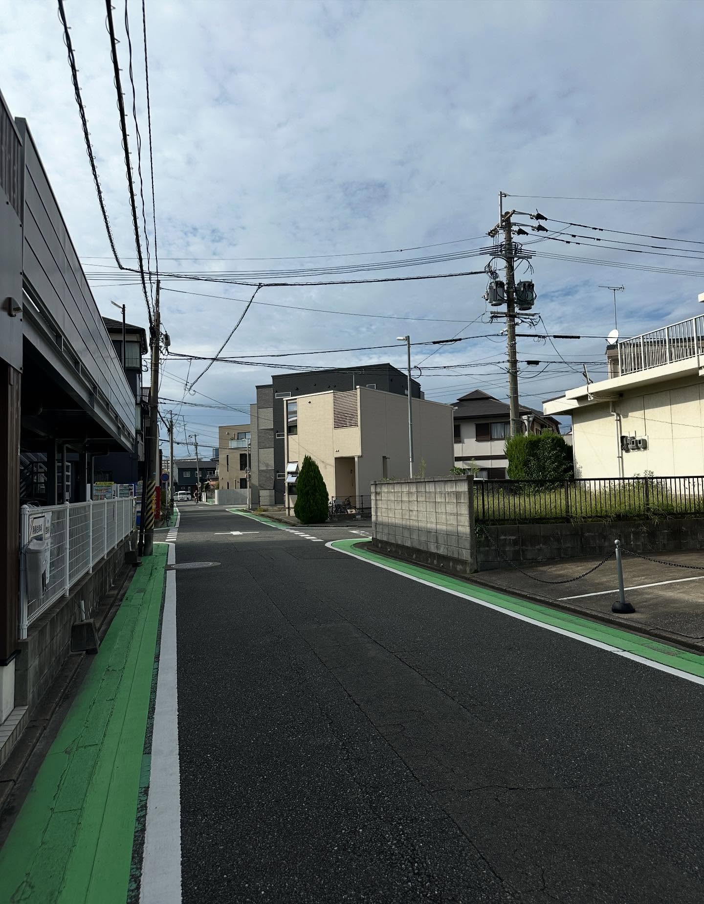 道路、通り、テキストの画像のようです