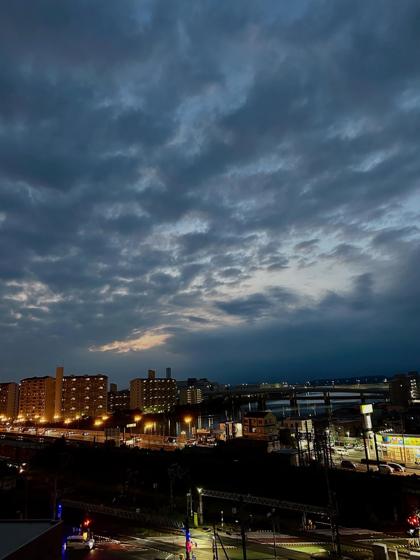 クイーンズボロ橋、たそがれ、雲の画像のようです