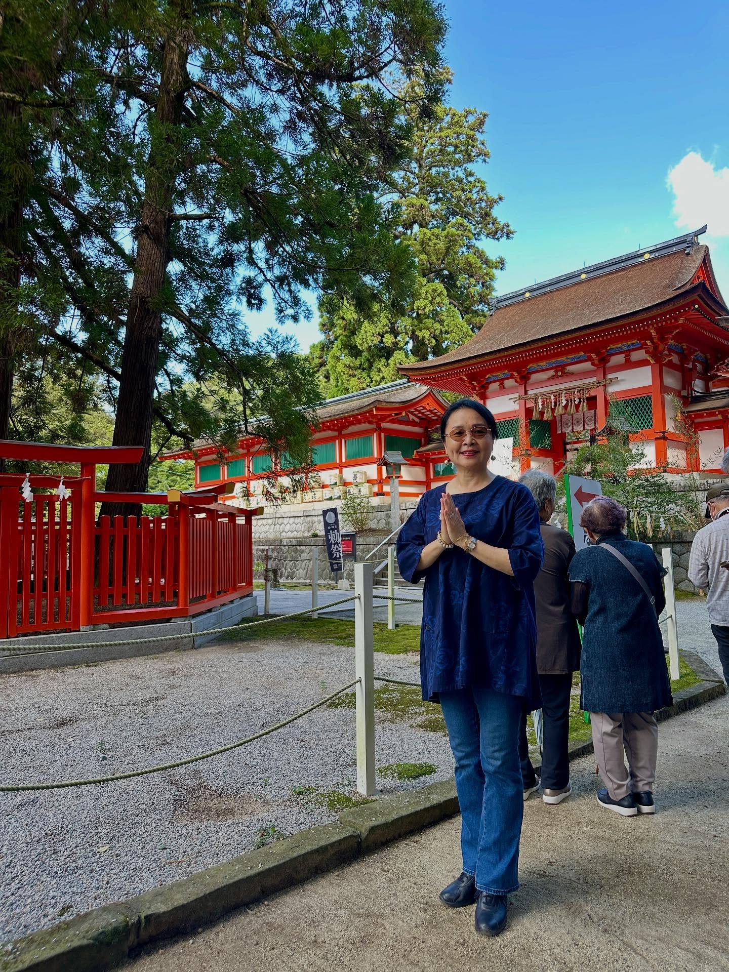 4人、伏見稲荷大社の画像のようです