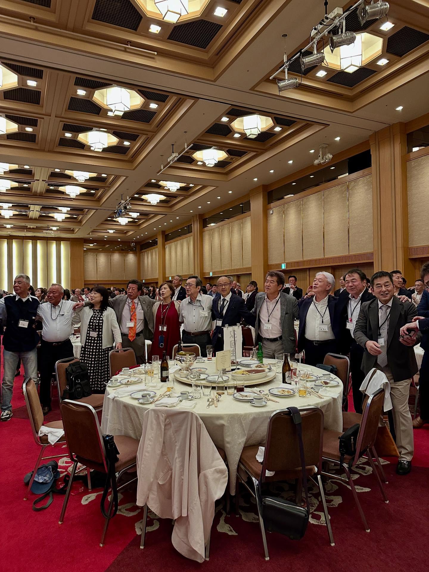 9人、照明器具、演壇、結婚式の画像のようです