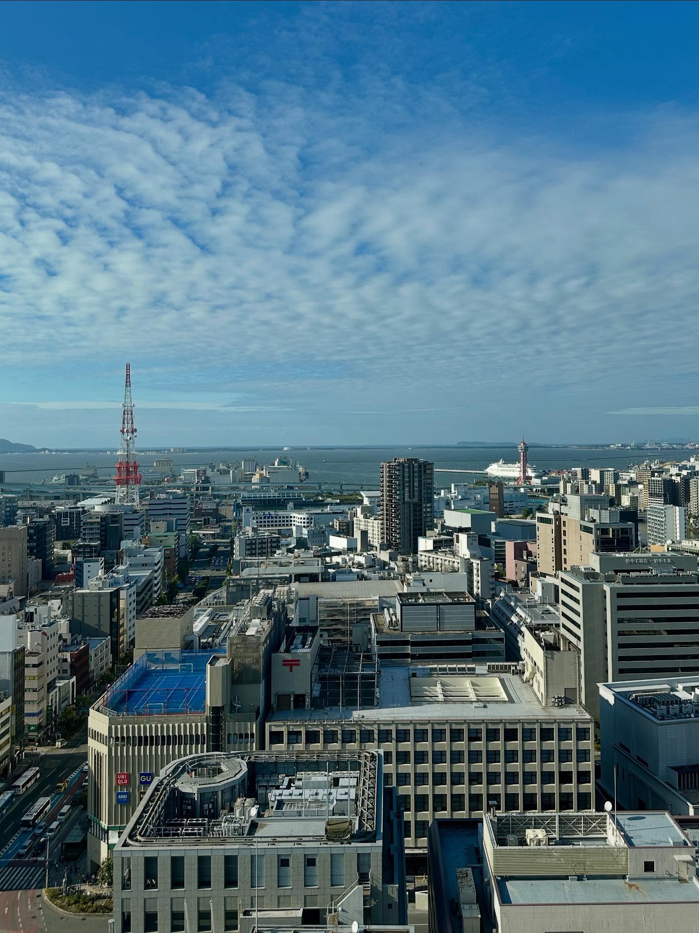 雲、高層ビルの画像のようです