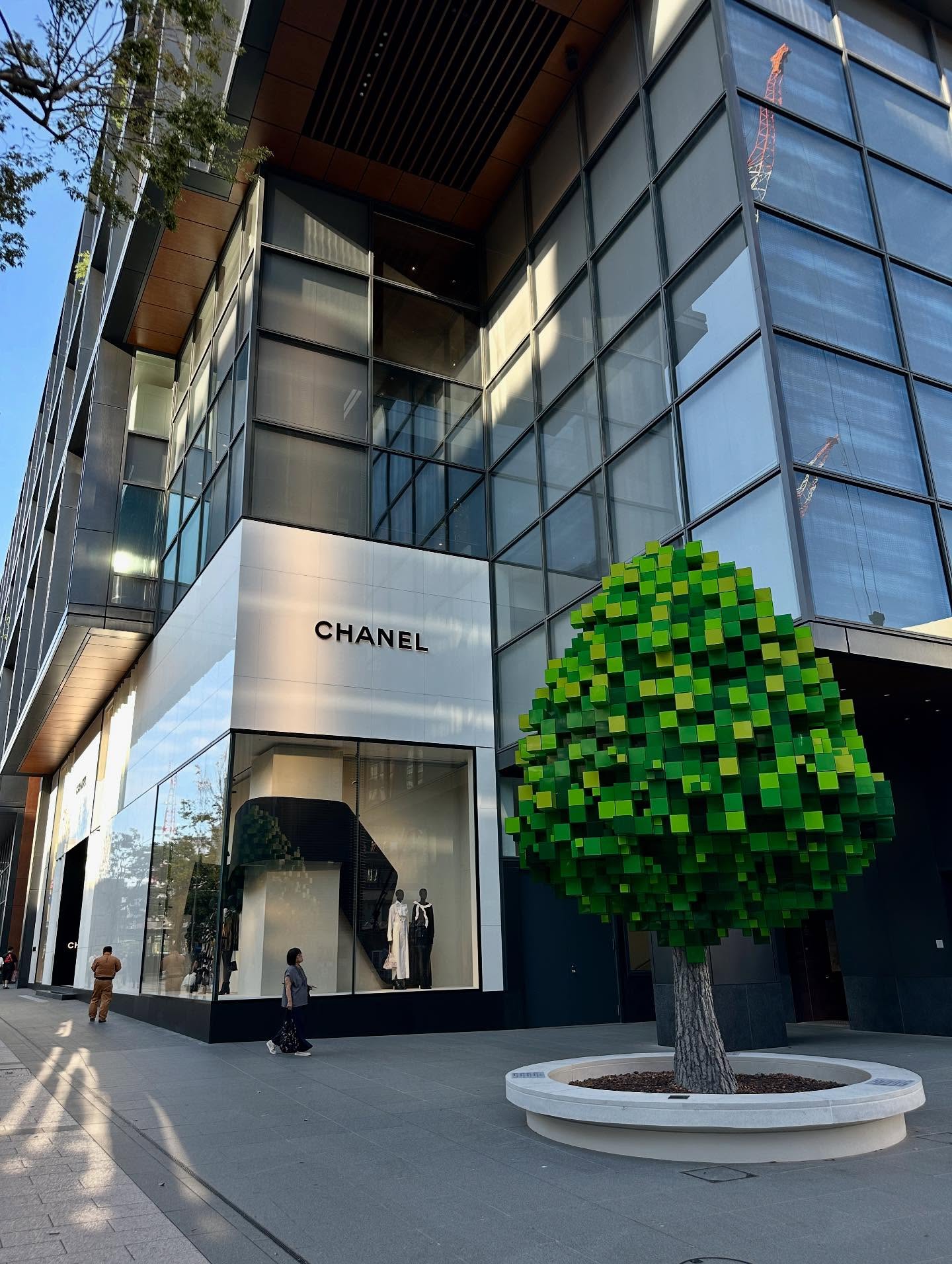 3人、木、、「CHANEL」というテキストの画像のようです