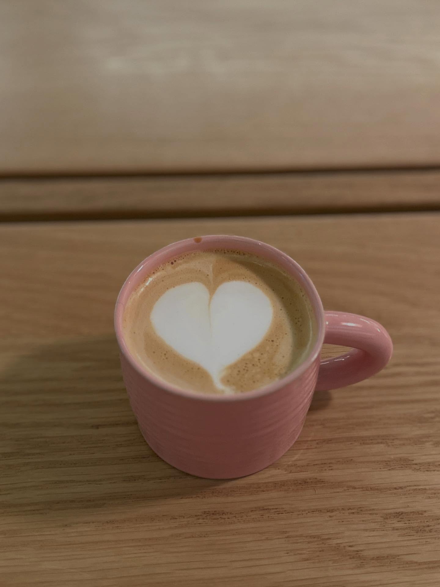 ハート、コーヒー、コーヒーカップの画像のようです