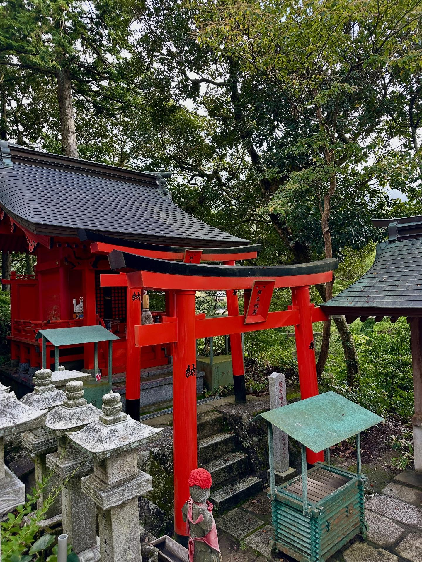 伏見稲荷大社の画像のようです