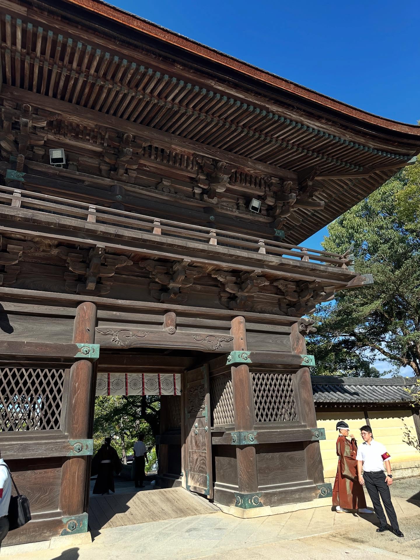 4人、寺院の画像のようです