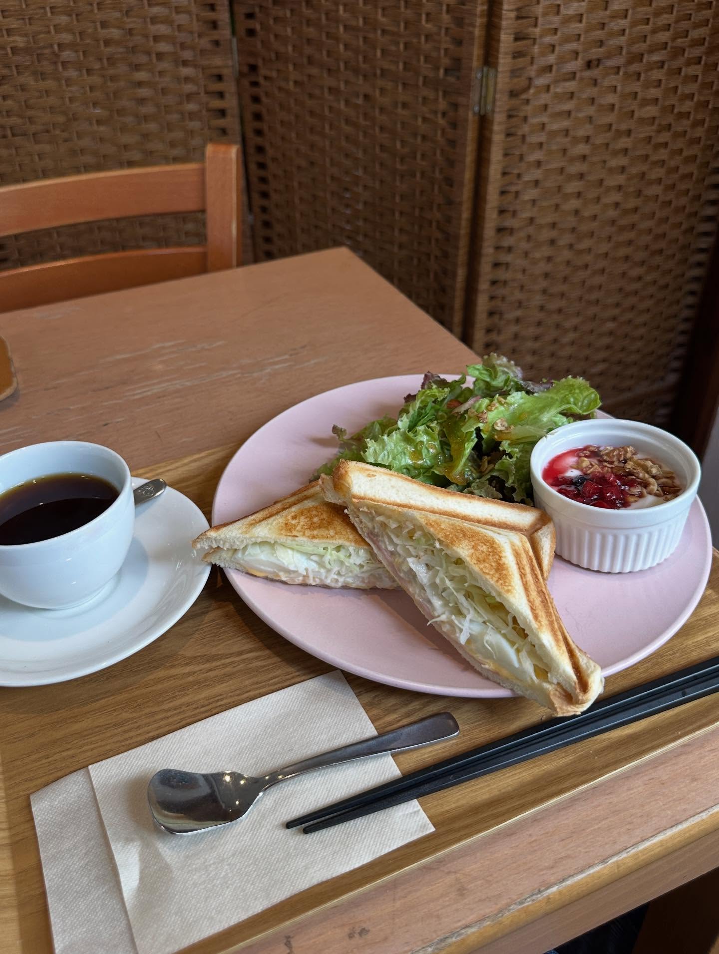 クラブサンドイッチ、バゲットの画像のようです