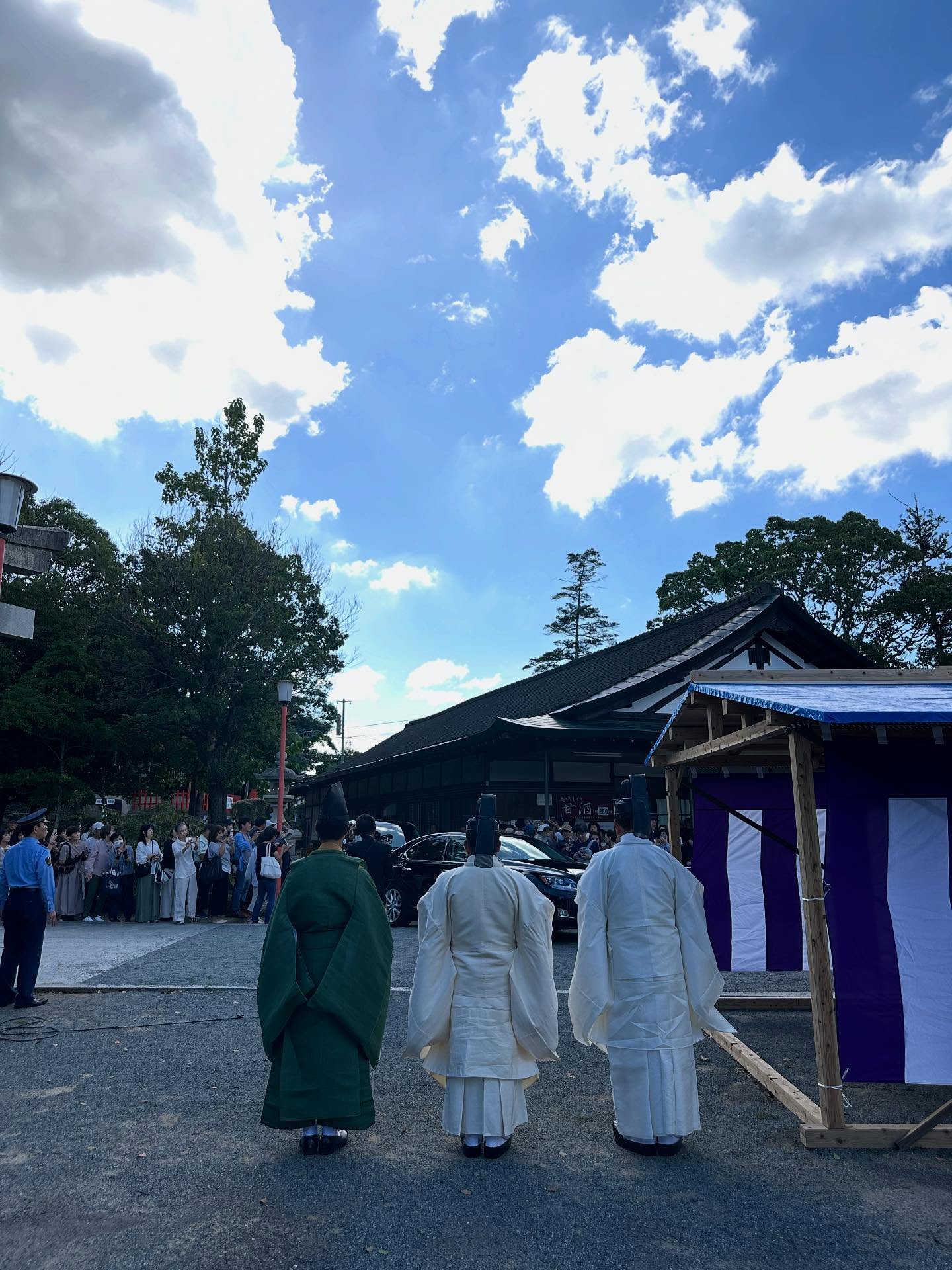 6人、伏見稲荷大社の画像のようです