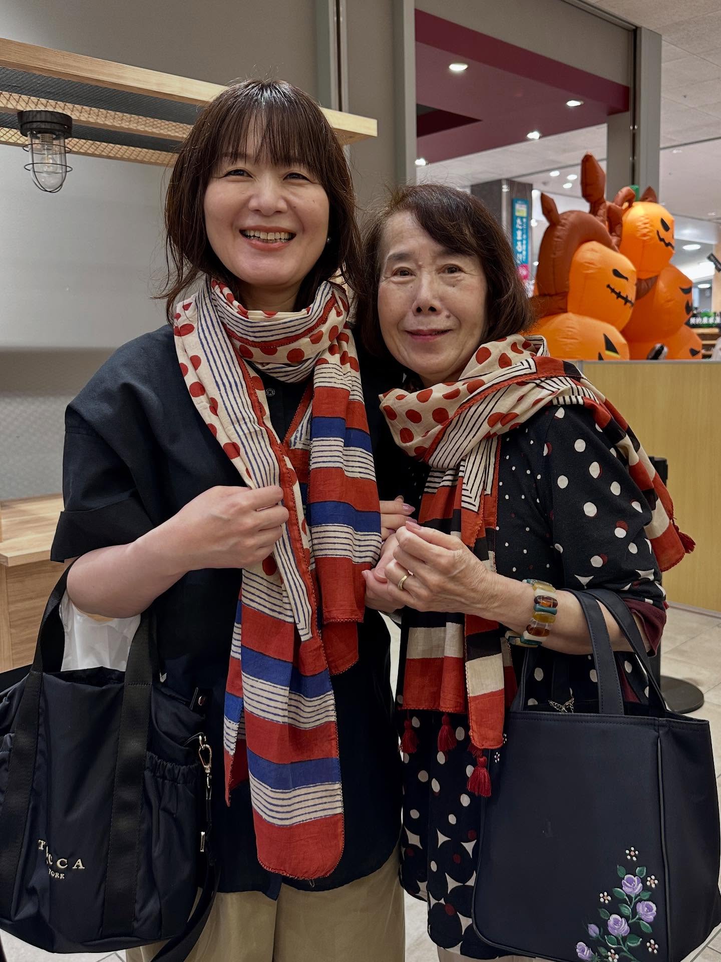 スカーフ、テキストの画像のようです