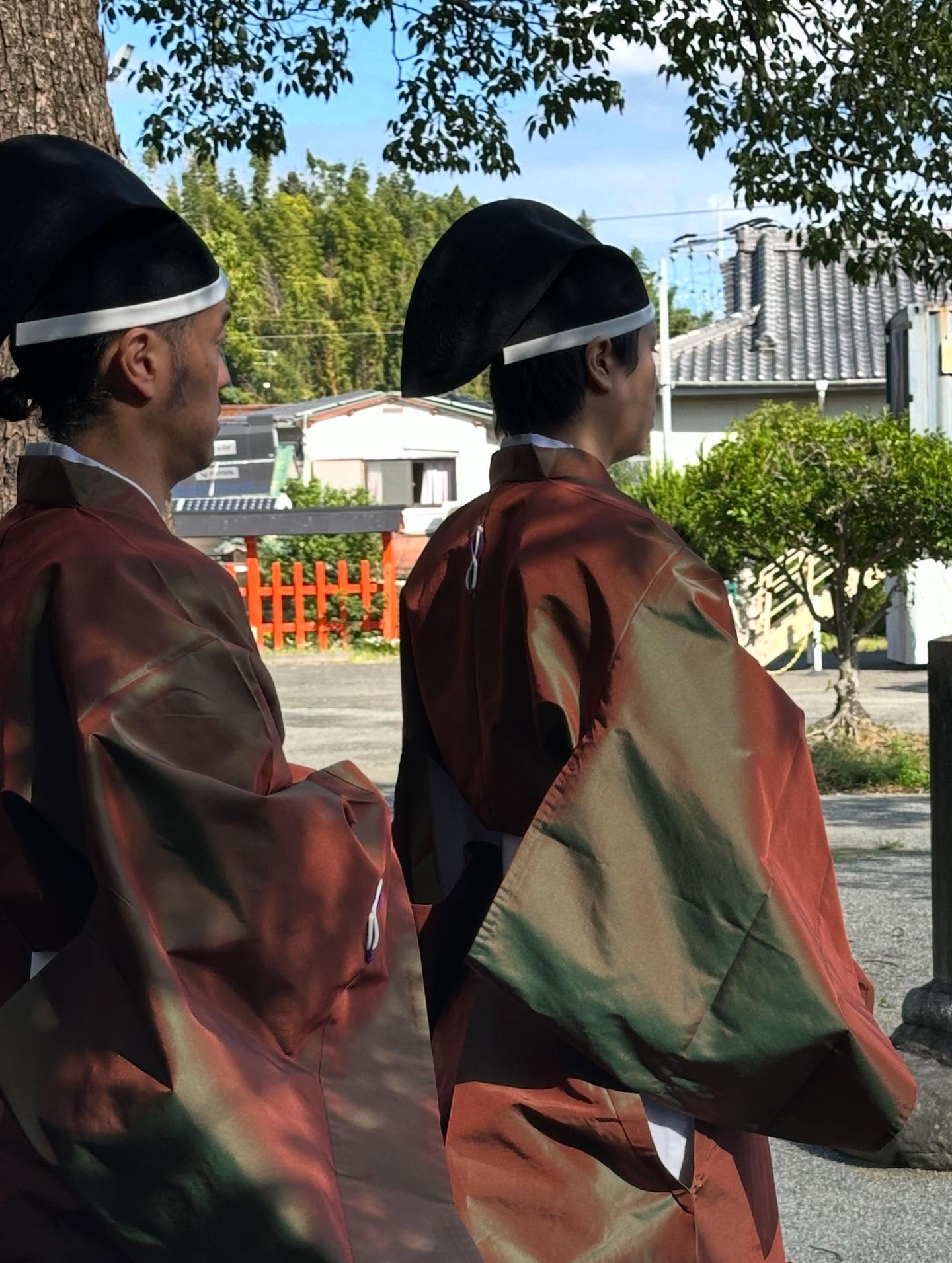 2人、テキストの画像のようです