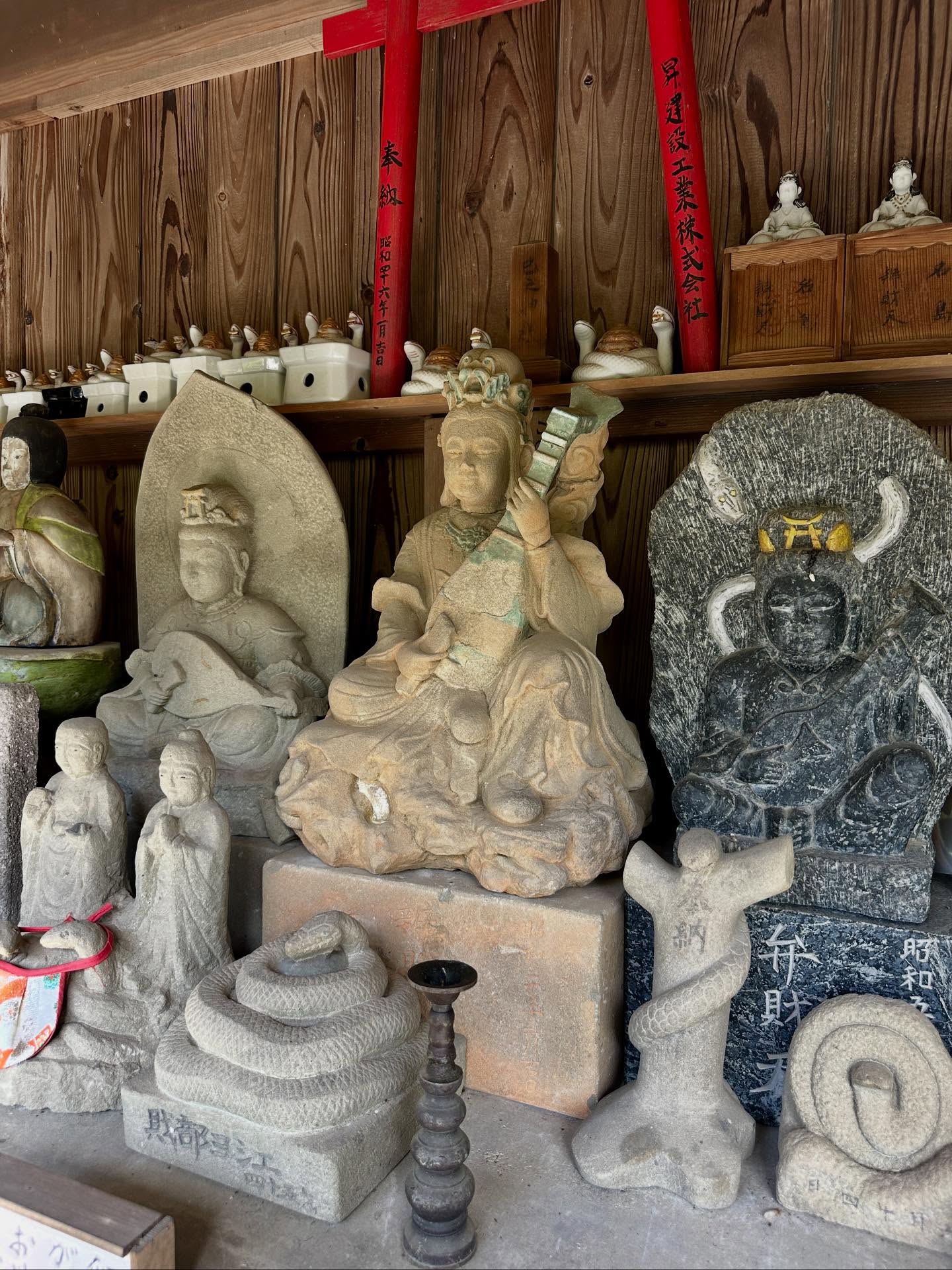 寺院、、「ว 照 和」というテキストの画像のようです