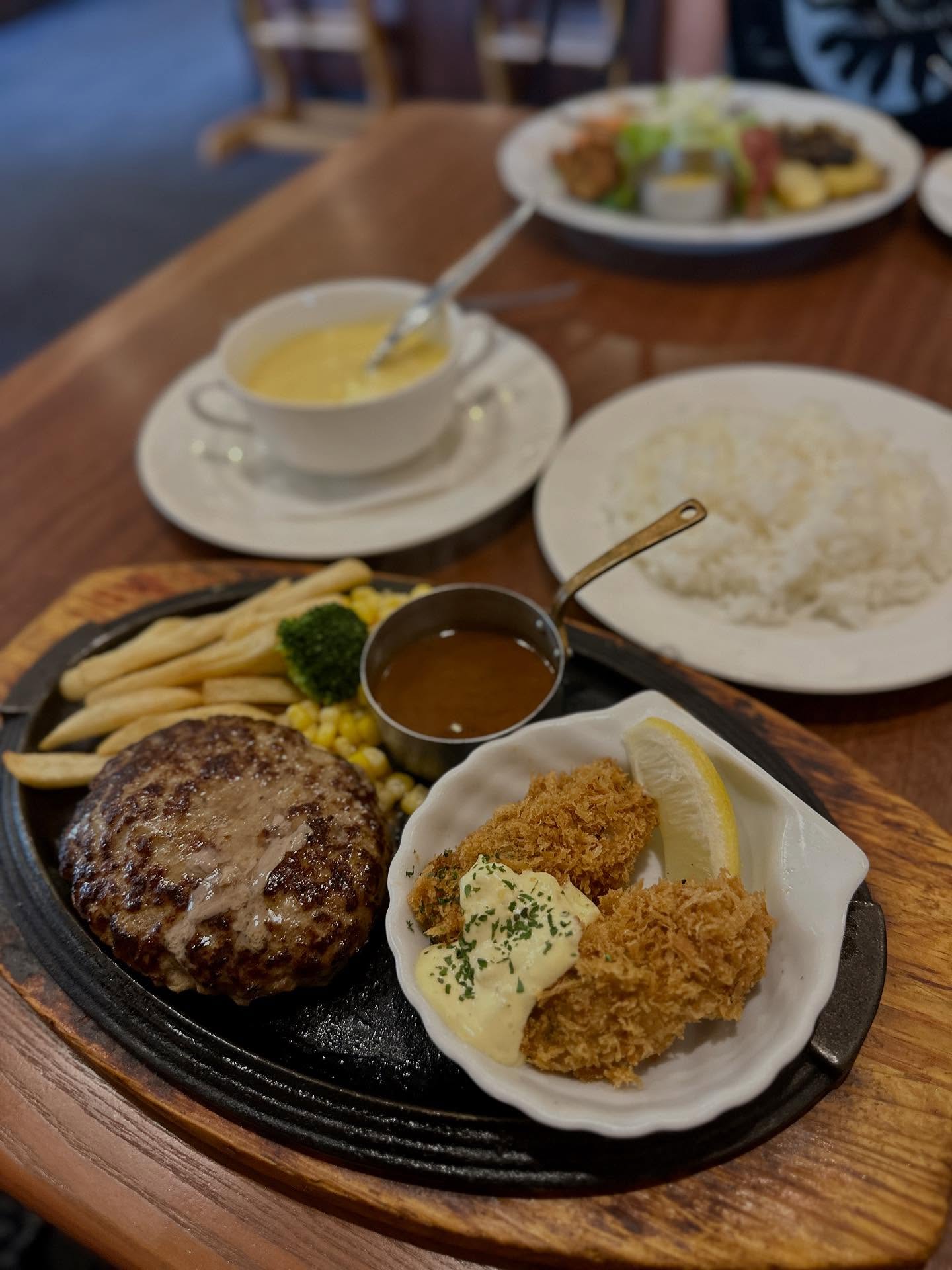 コロッケ、スコッチエッグの画像のようです