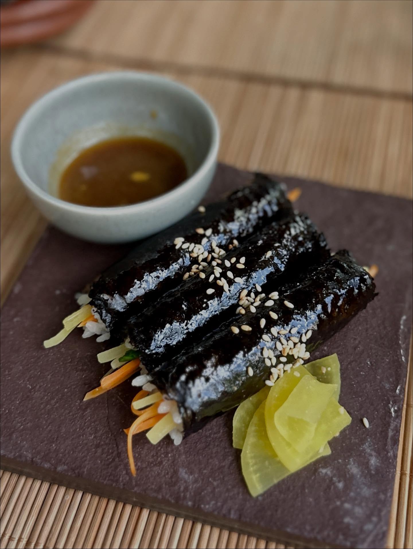 アンチョビ、寿司、刺身の画像のようです