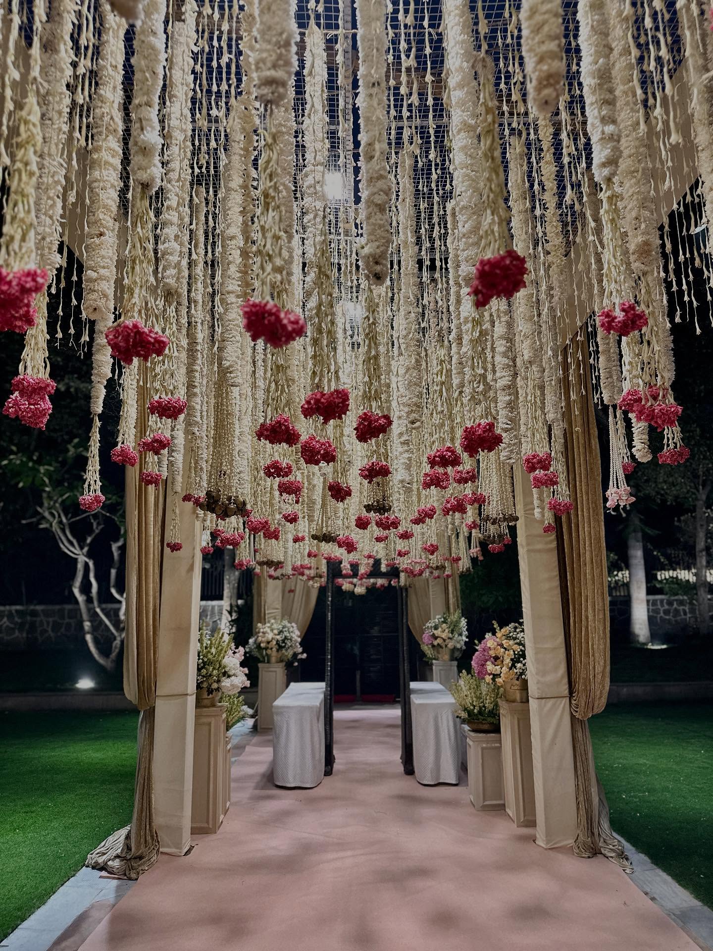 花、アマランサス、演壇の画像のようです