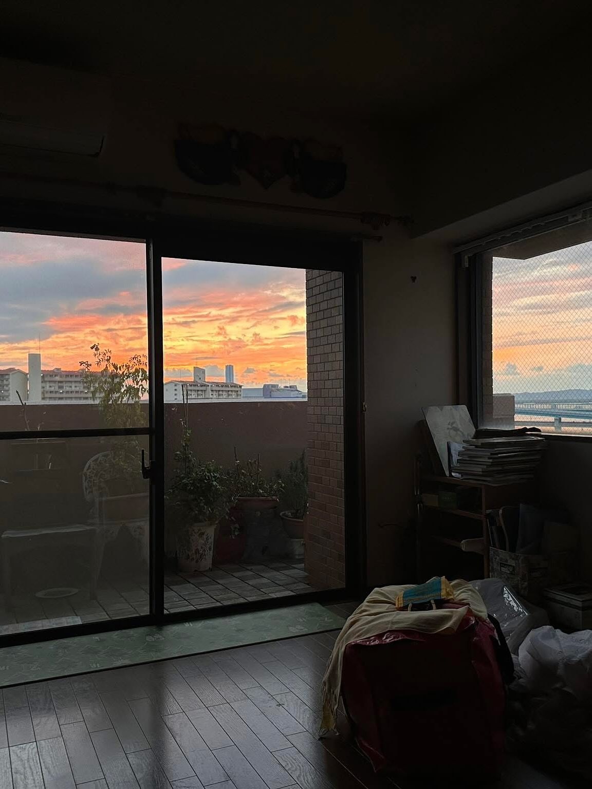 たそがれ、地平線、雲の画像のようです