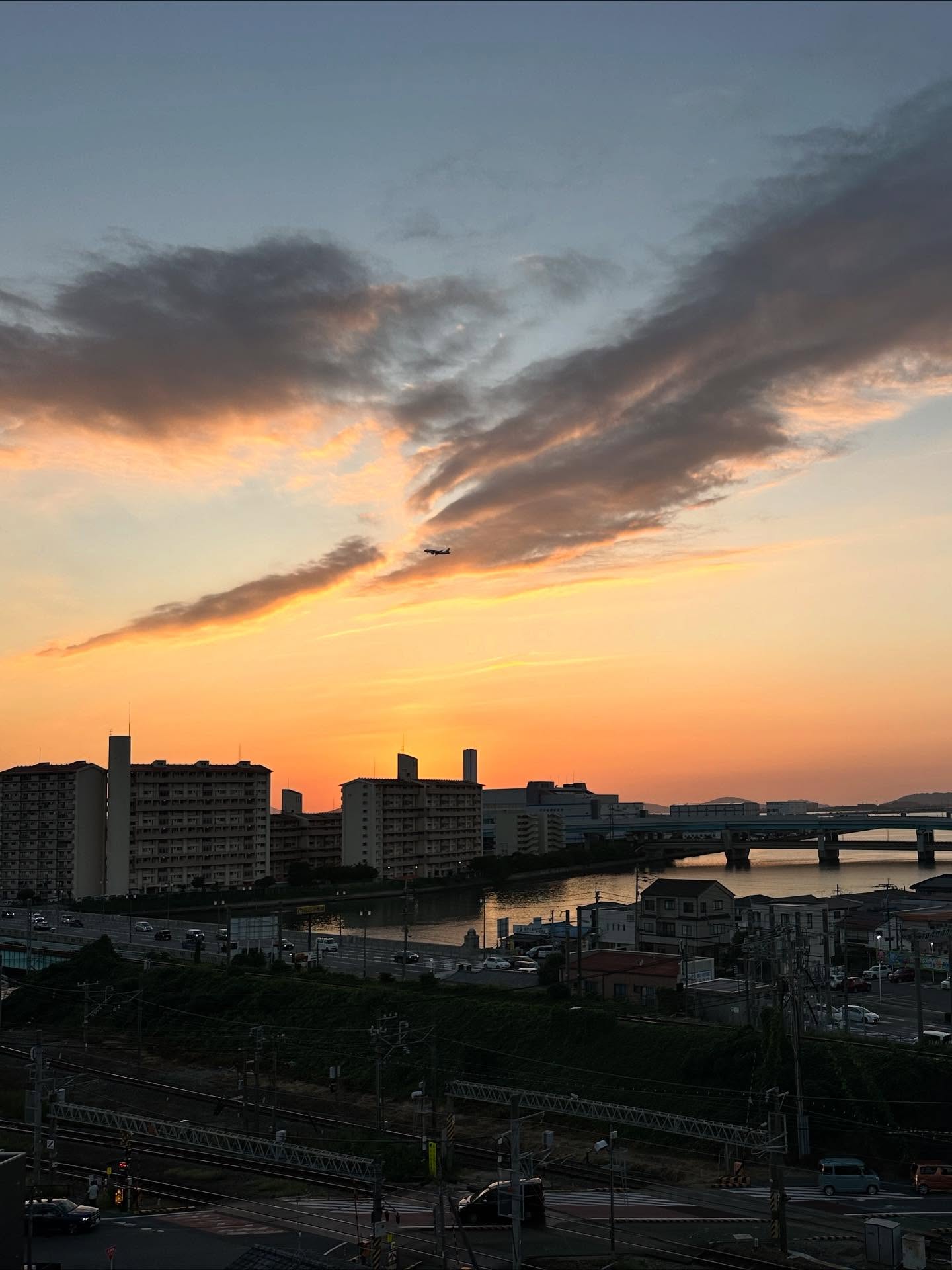 雲、たそがれ、地平線の画像のようです