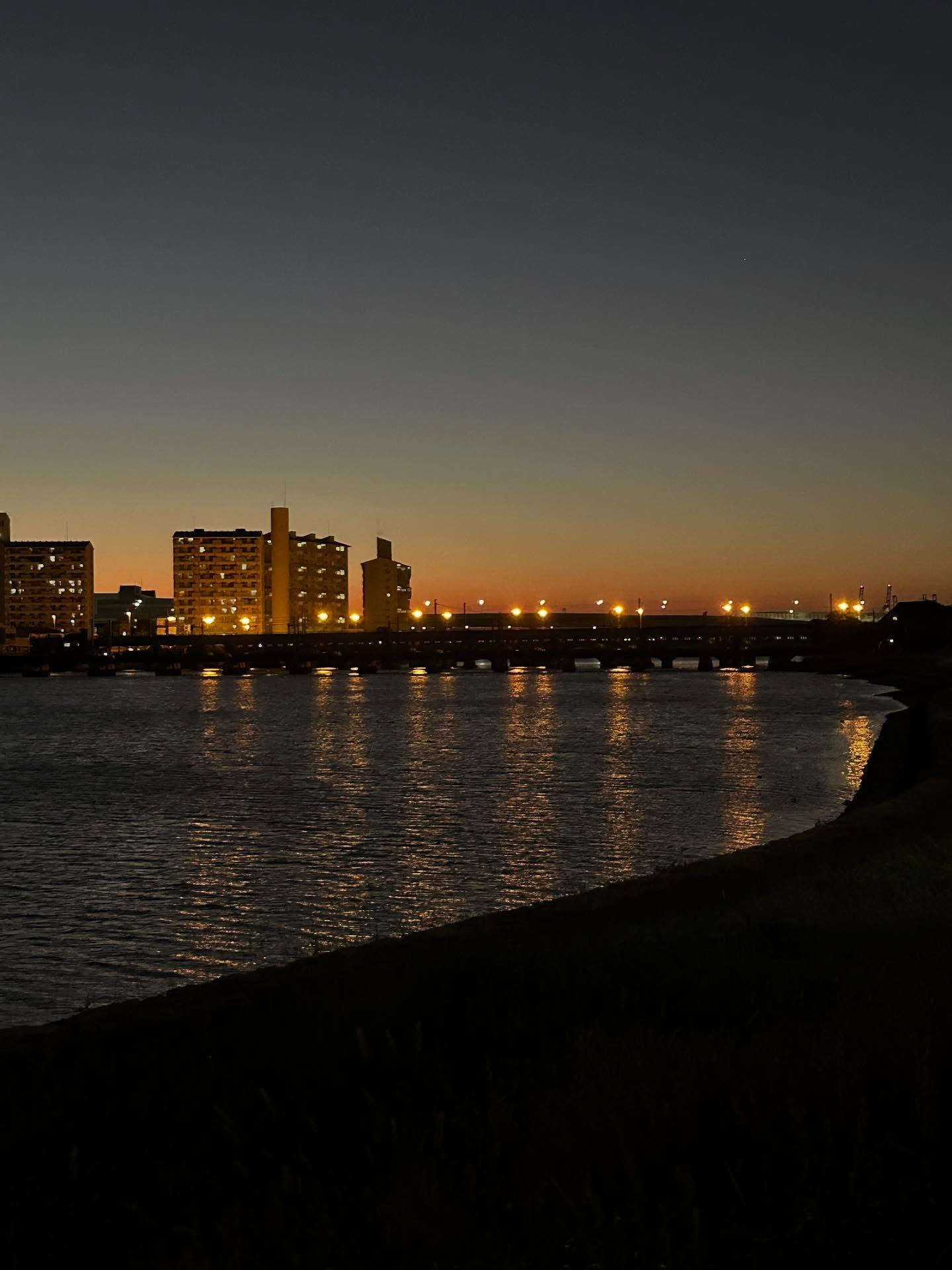 たそがれ、水域の画像のようです