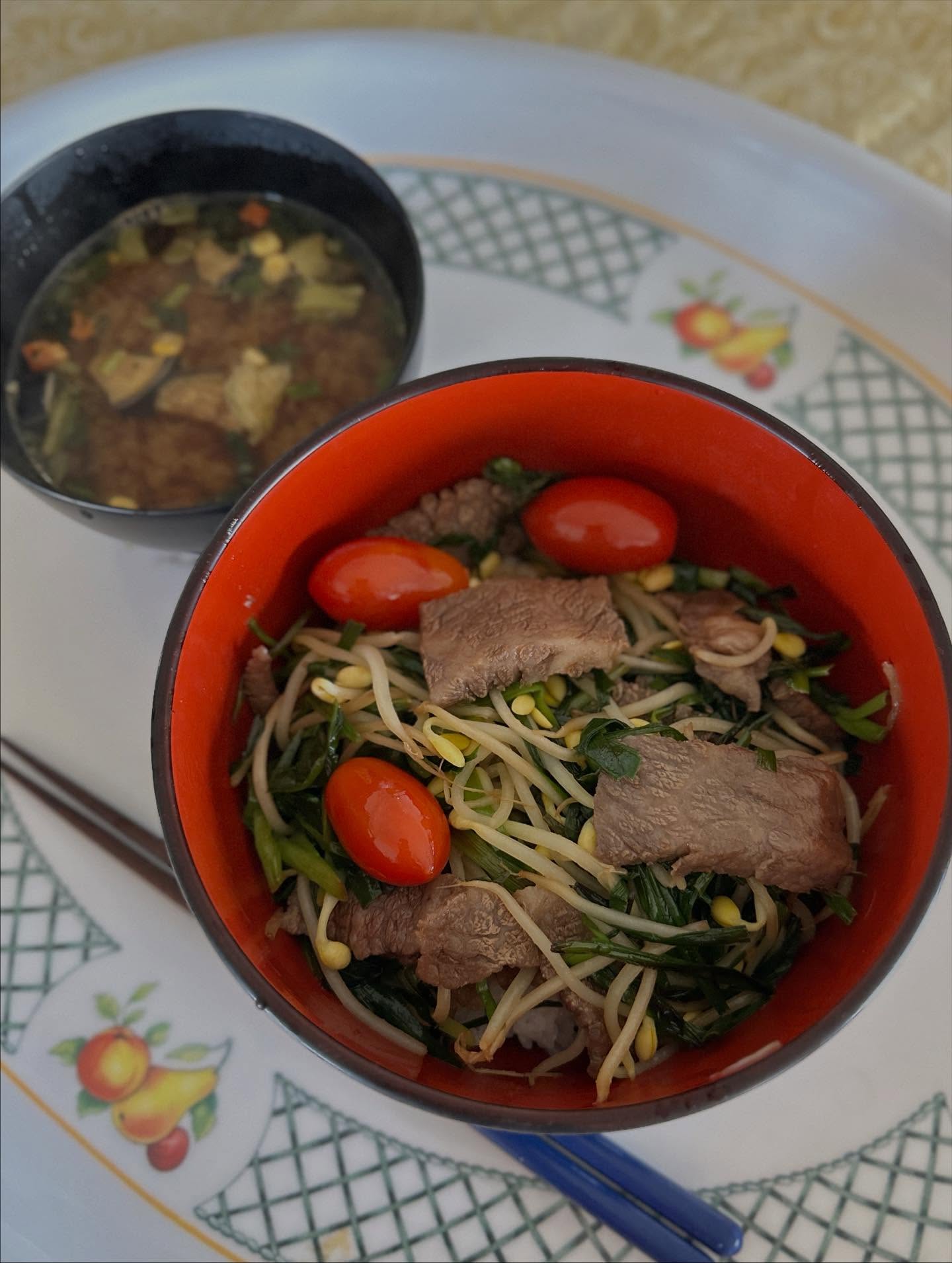 麺、ステーキ、ラーメンの画像のようです