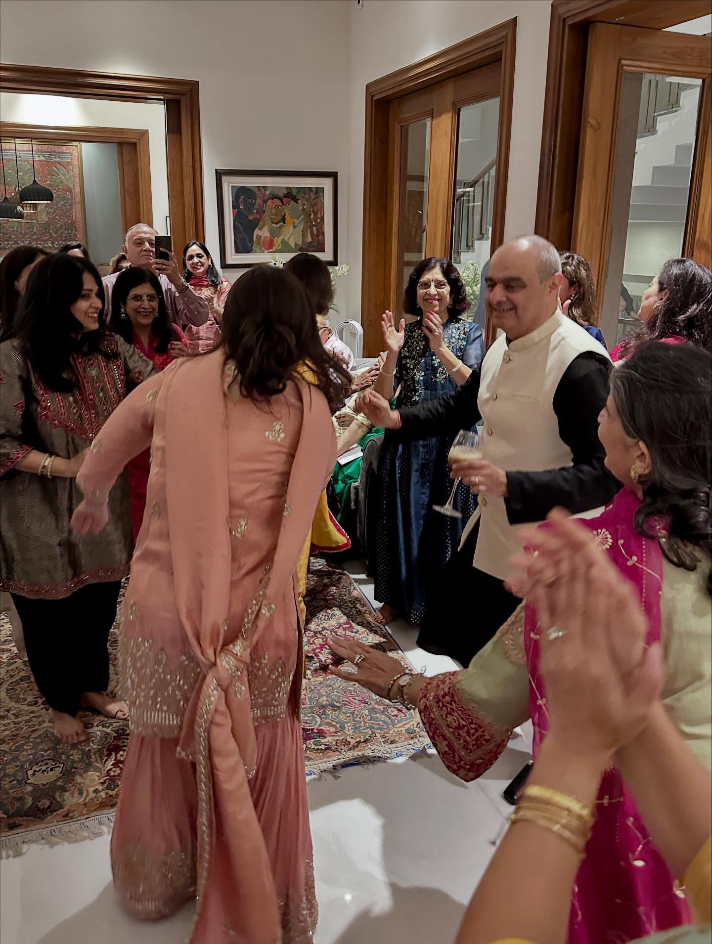 1人以上、ヘナ、結婚式の画像のようです