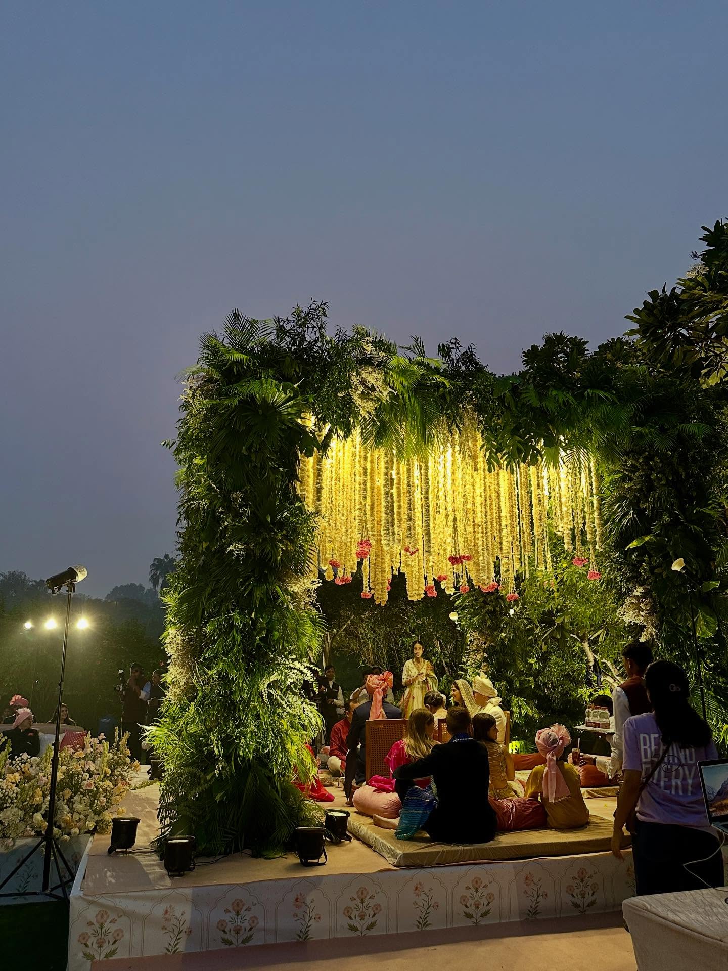 照明器具、花、演壇の画像のようです